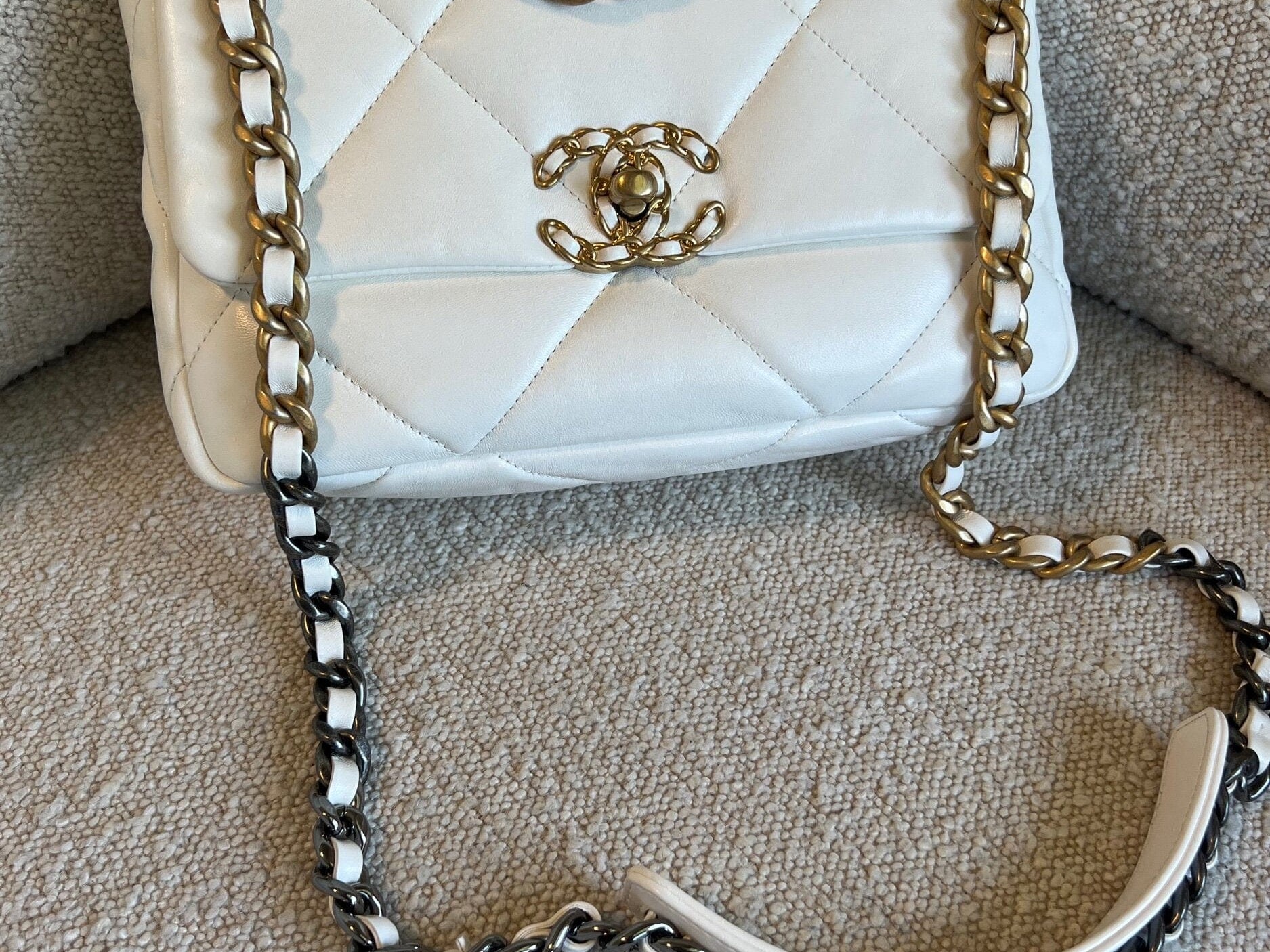 CHANEL Handbag 22P White Lambskin Quilted 19 Flap Small MHW -Knockoff
