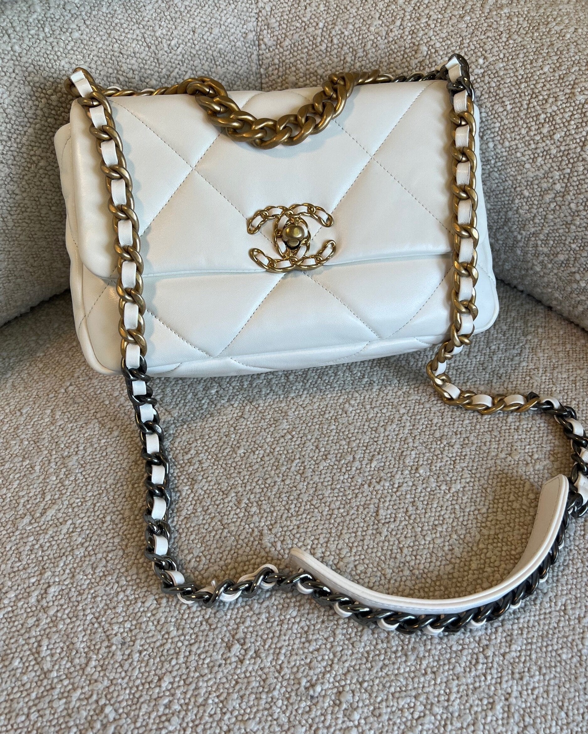 CHANEL Handbag 22P White Lambskin Quilted 19 Flap Small MHW -Knockoff
