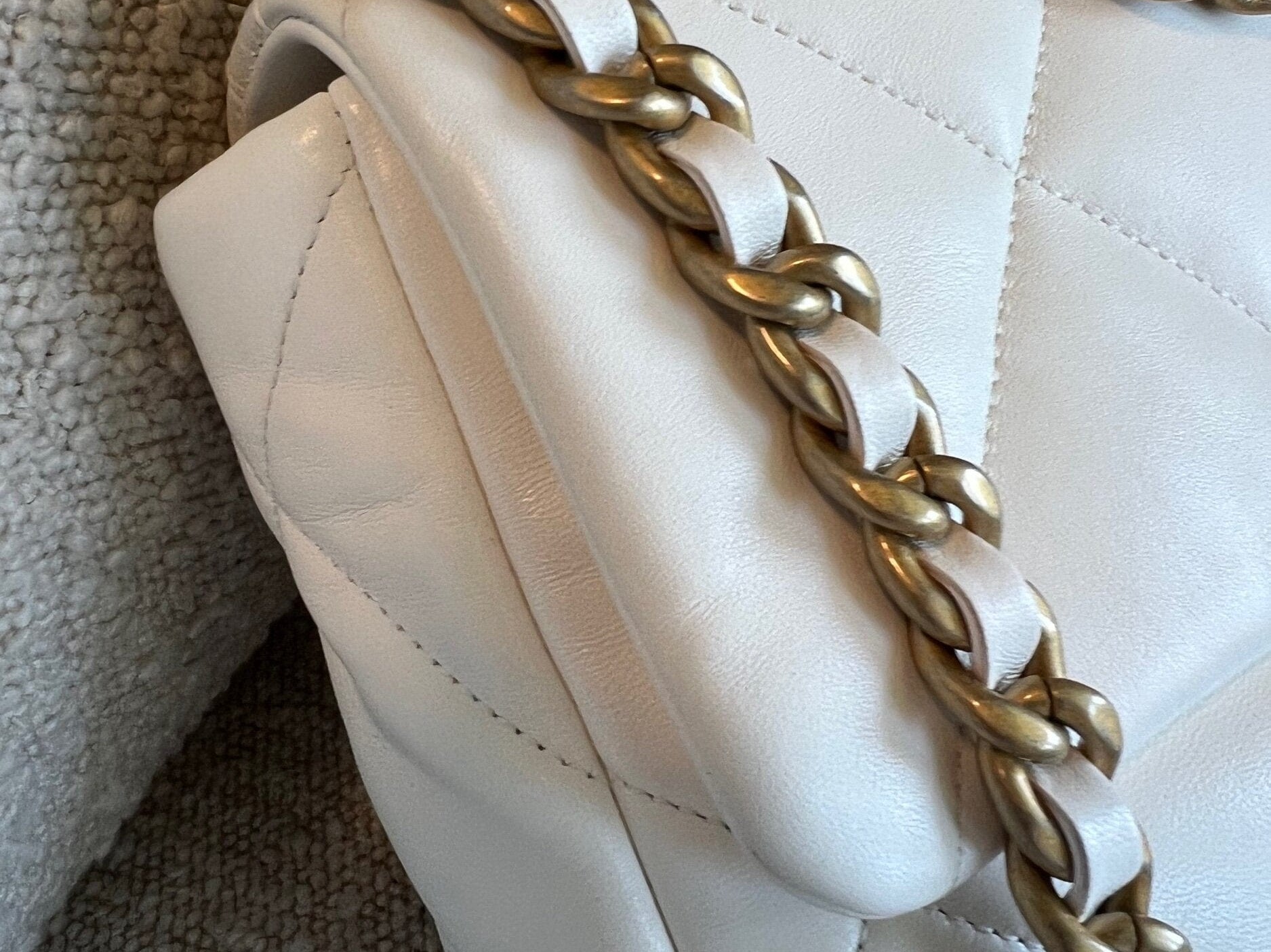 CHANEL Handbag 22P White Lambskin Quilted 19 Flap Small MHW -Knockoff
