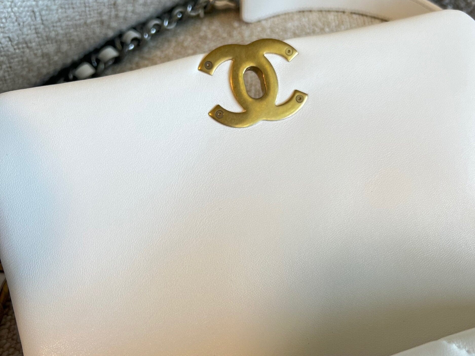 CHANEL Handbag 22P White Lambskin Quilted 19 Flap Small MHW -Knockoff
