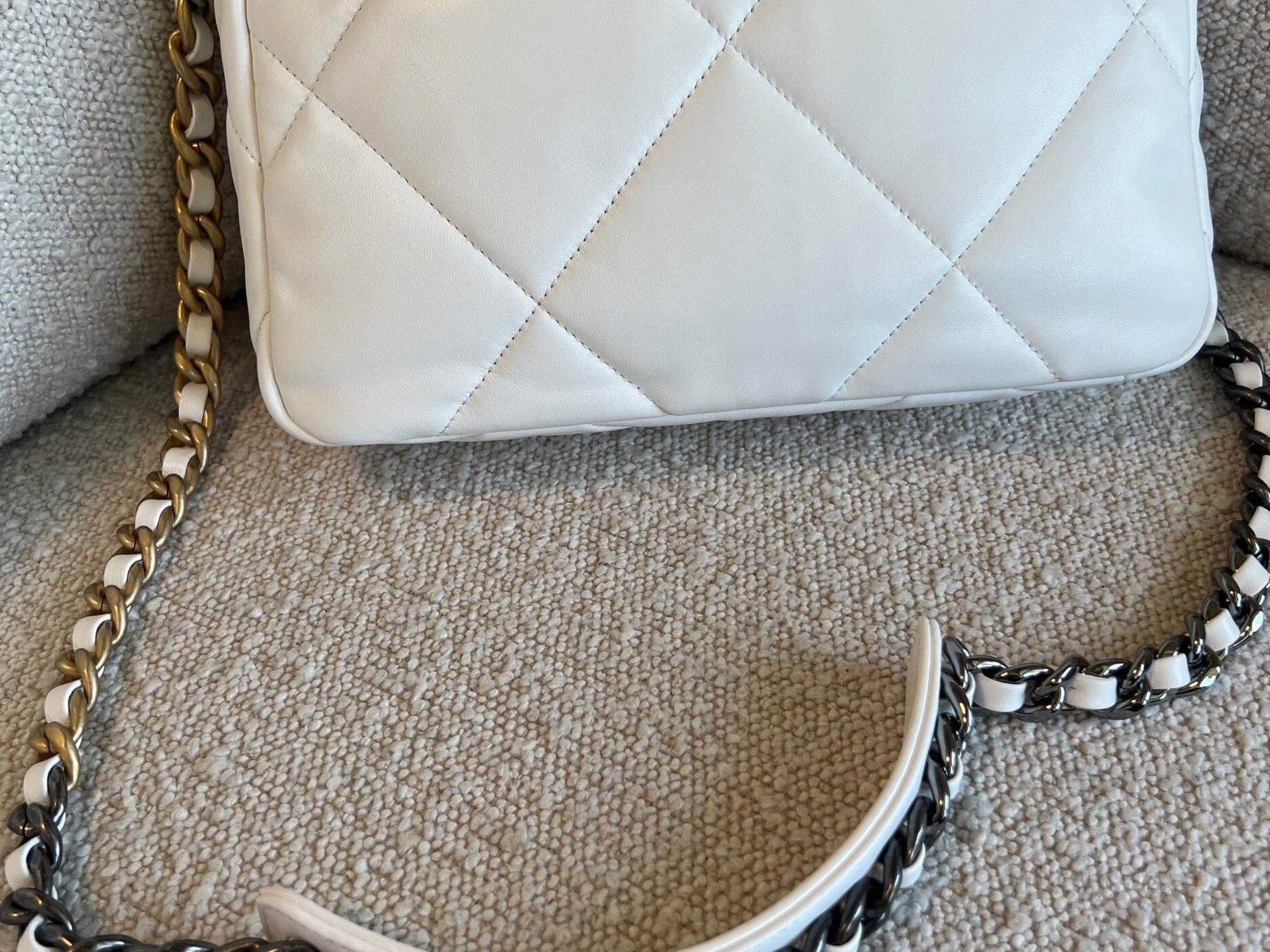 CHANEL Handbag 22P White Lambskin Quilted 19 Flap Small MHW -Knockoff
