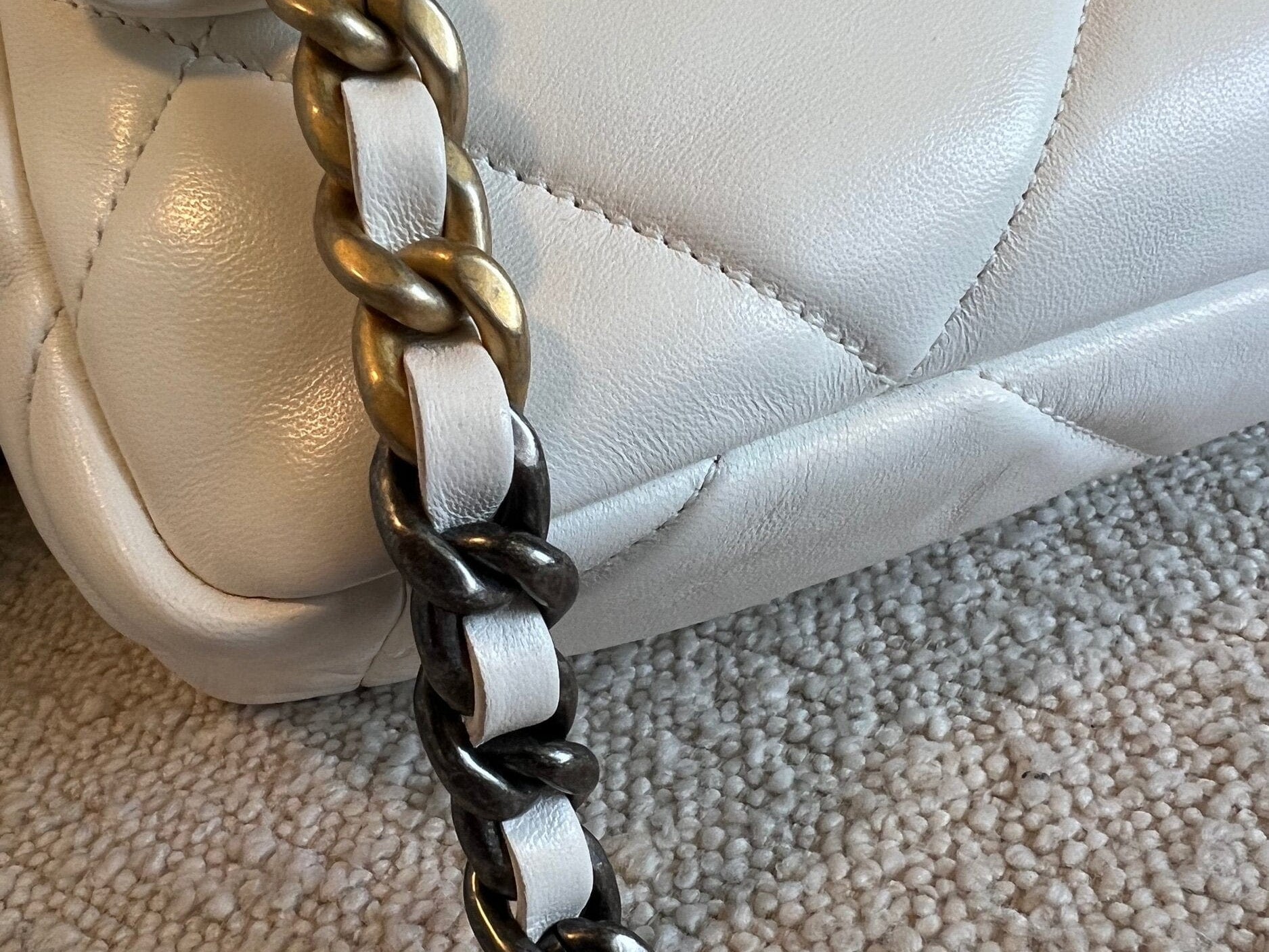 CHANEL Handbag 22P White Lambskin Quilted 19 Flap Small MHW -Knockoff
