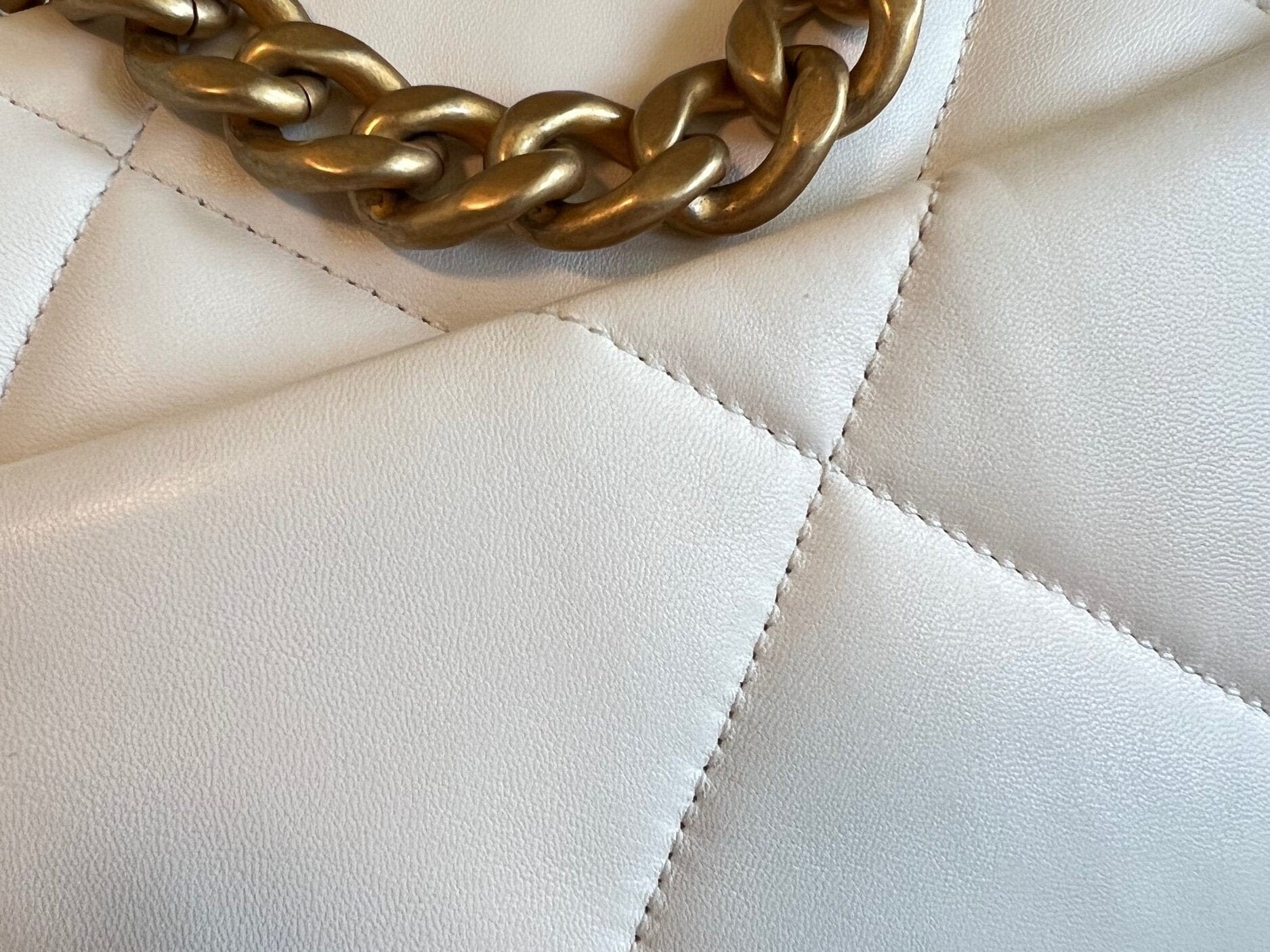 CHANEL Handbag 22P White Lambskin Quilted 19 Flap Small MHW -Knockoff
