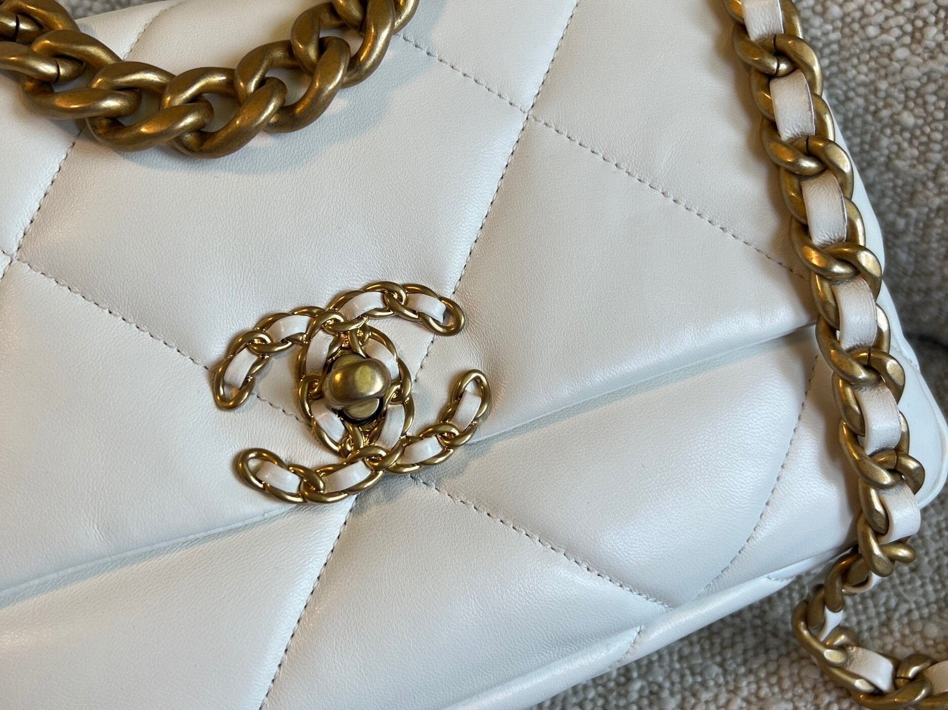 CHANEL Handbag 22P White Lambskin Quilted 19 Flap Small MHW -Knockoff
