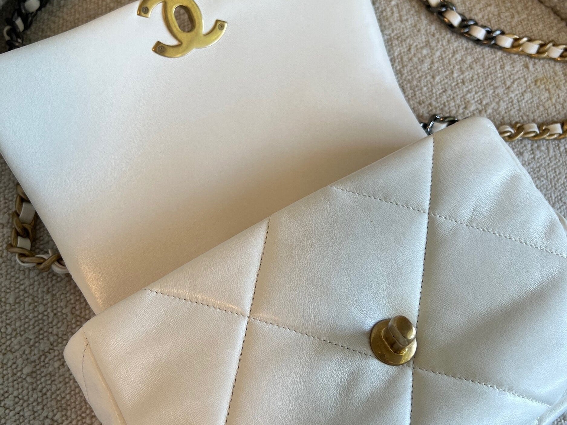 CHANEL Handbag 22P White Lambskin Quilted 19 Flap Small MHW -Knockoff
