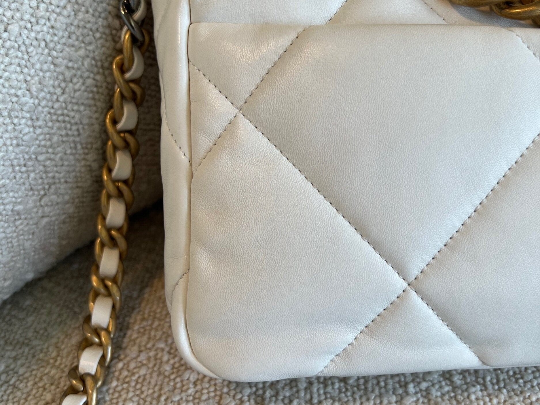 CHANEL Handbag 22P White Lambskin Quilted 19 Flap Small MHW -Knockoff
