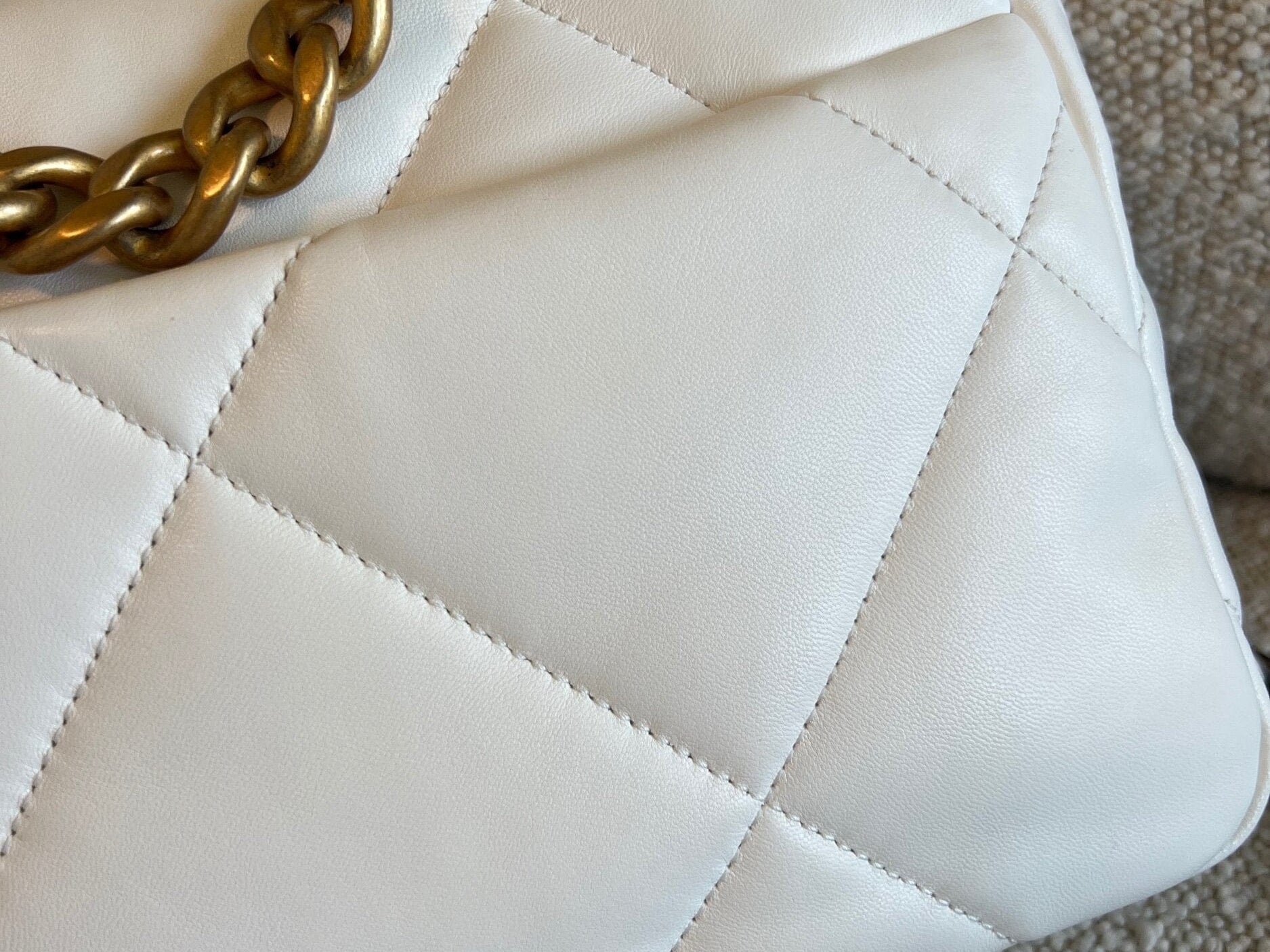 CHANEL Handbag 22P White Lambskin Quilted 19 Flap Small MHW -Knockoff
