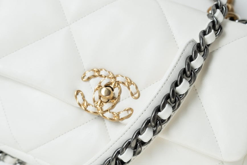 CHANEL Handbag 22P White Lambskin Quilted 19 Flap Small MHW -Knockoff
