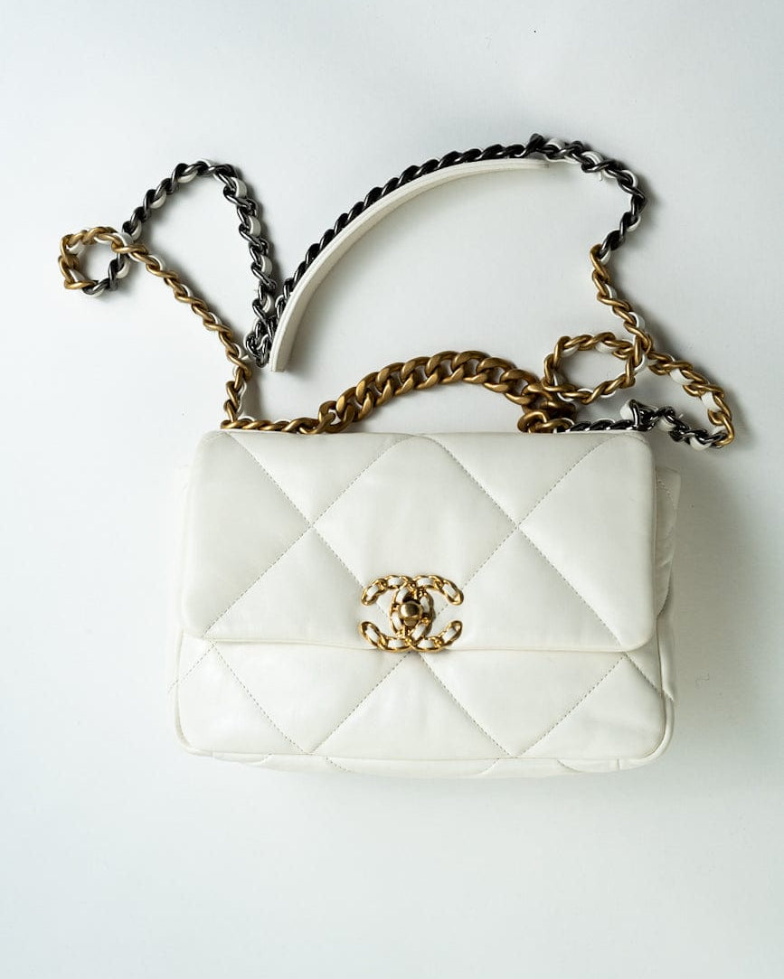 CHANEL Handbag 22P White Lambskin Quilted 19 Flap Small MHW -Knockoff
