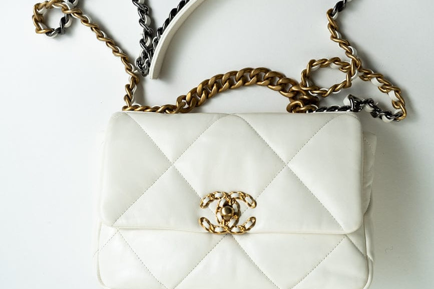 CHANEL Handbag 22P White Lambskin Quilted 19 Flap Small MHW -Knockoff
