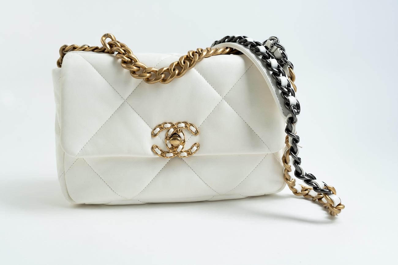 CHANEL Handbag 22P White Lambskin Quilted 19 Flap Small MHW -Knockoff
