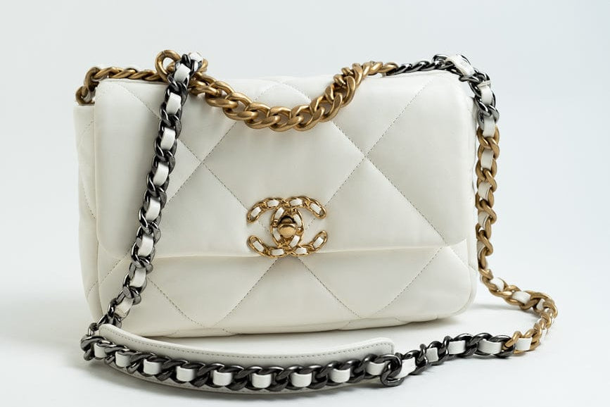 CHANEL Handbag 22P White Lambskin Quilted 19 Flap Small MHW -Knockoff
