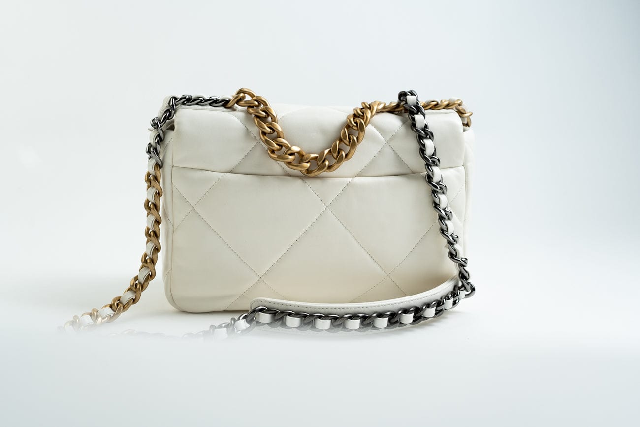 CHANEL Handbag 22P White Lambskin Quilted 19 Flap Small MHW -Knockoff
