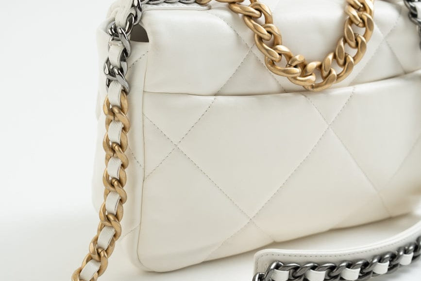 CHANEL Handbag 22P White Lambskin Quilted 19 Flap Small MHW -Knockoff
