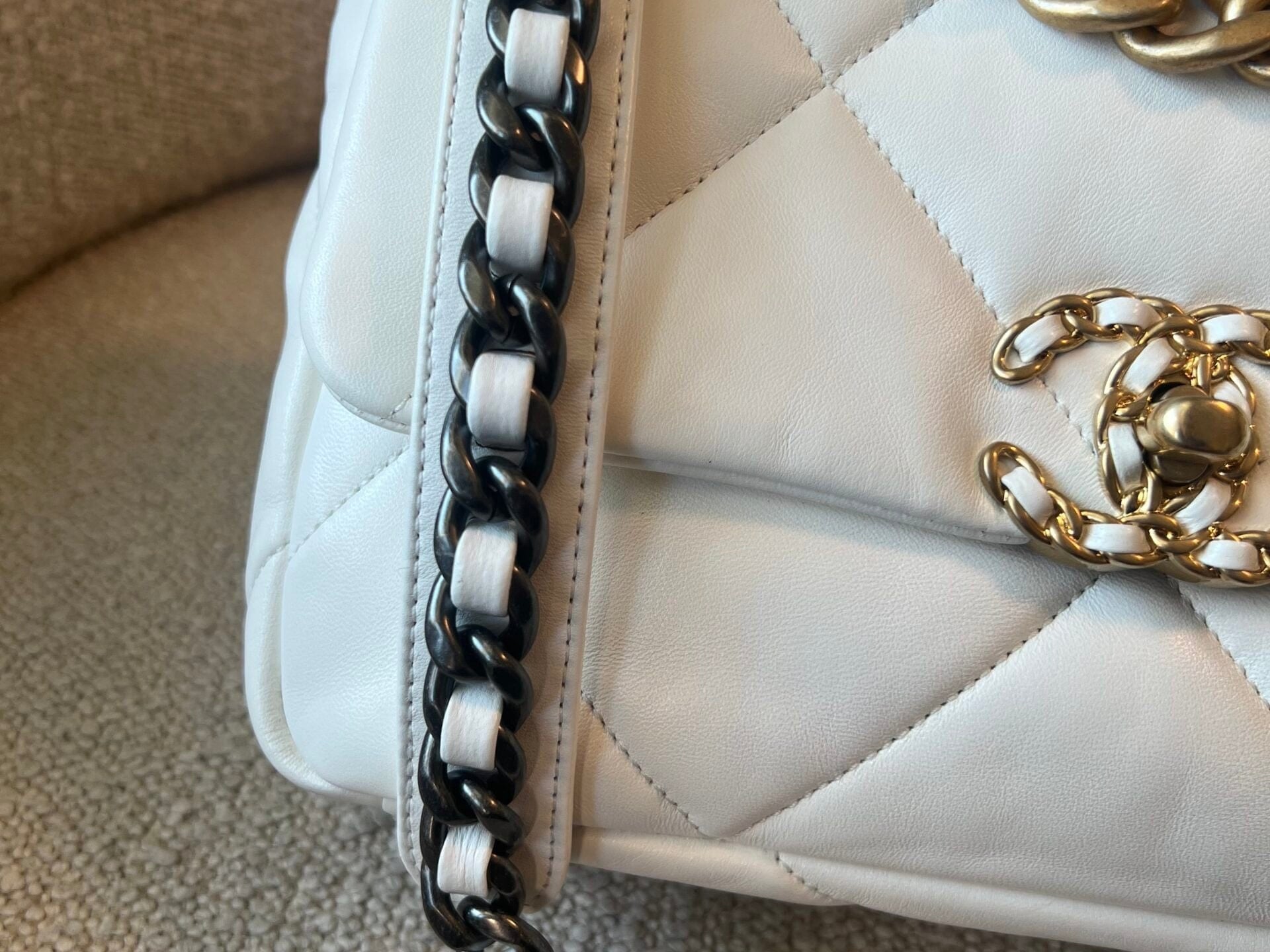 CHANEL Handbag 22P White Lambskin Quilted 19 Flap Small Mixed Hardware -Knockoff
