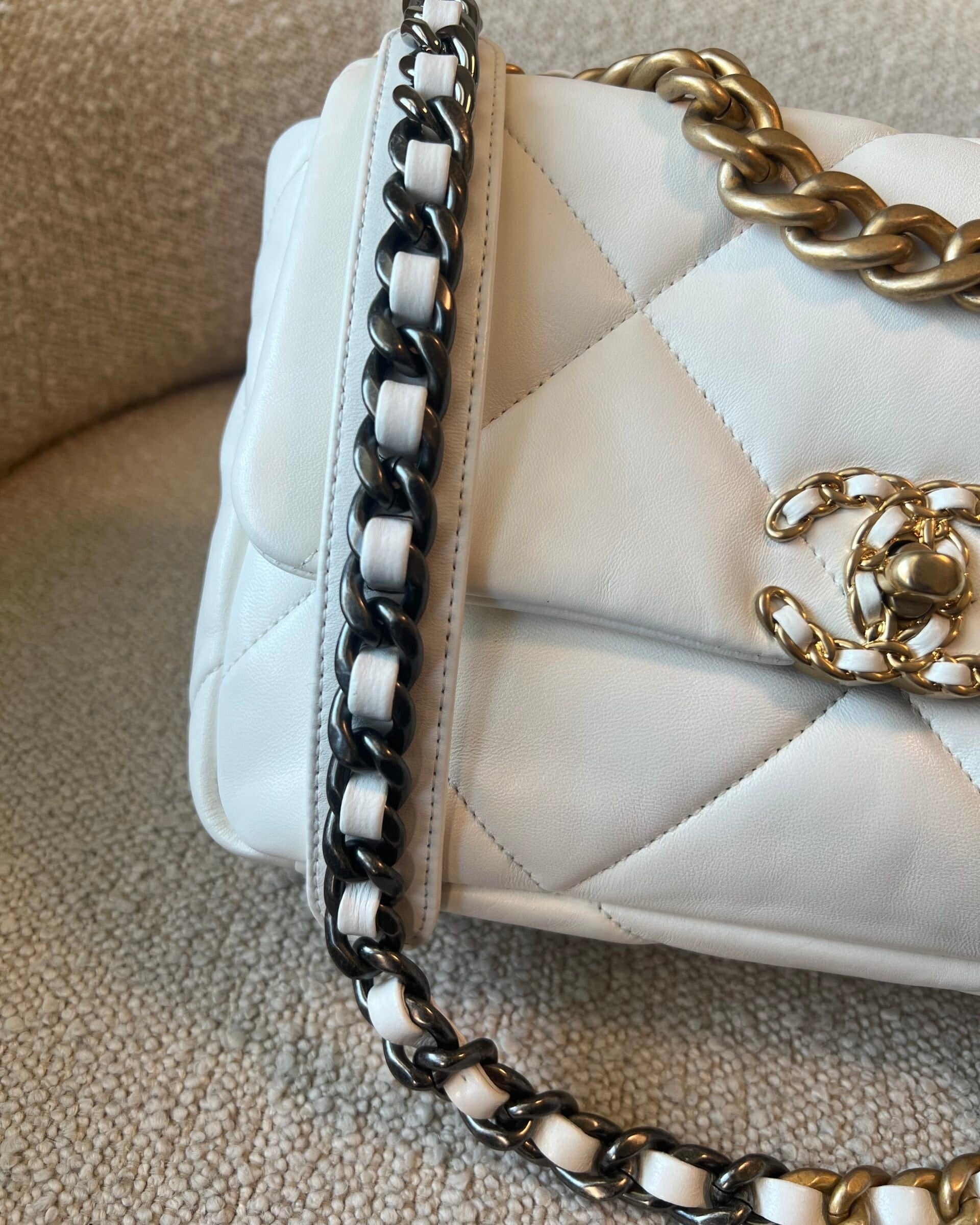 CHANEL Handbag 22P White Lambskin Quilted 19 Flap Small Mixed Hardware -Knockoff
