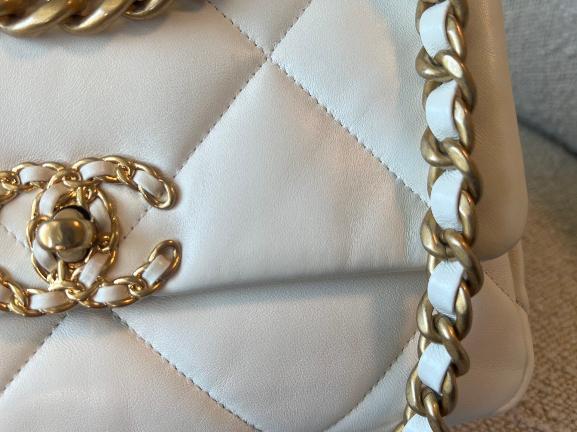 CHANEL Handbag 22P White Lambskin Quilted 19 Flap Small Mixed Hardware -Knockoff
