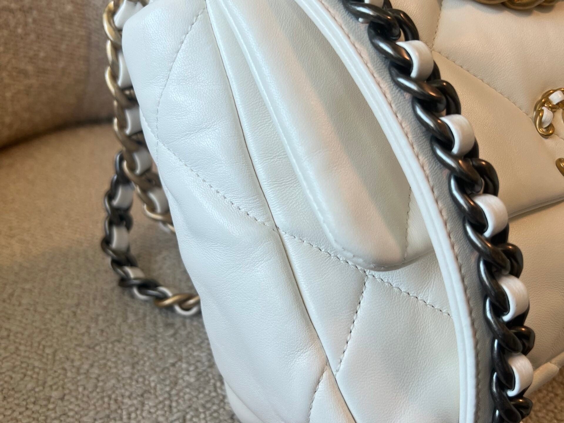 CHANEL Handbag 22P White Lambskin Quilted 19 Flap Small Mixed Hardware -Knockoff
