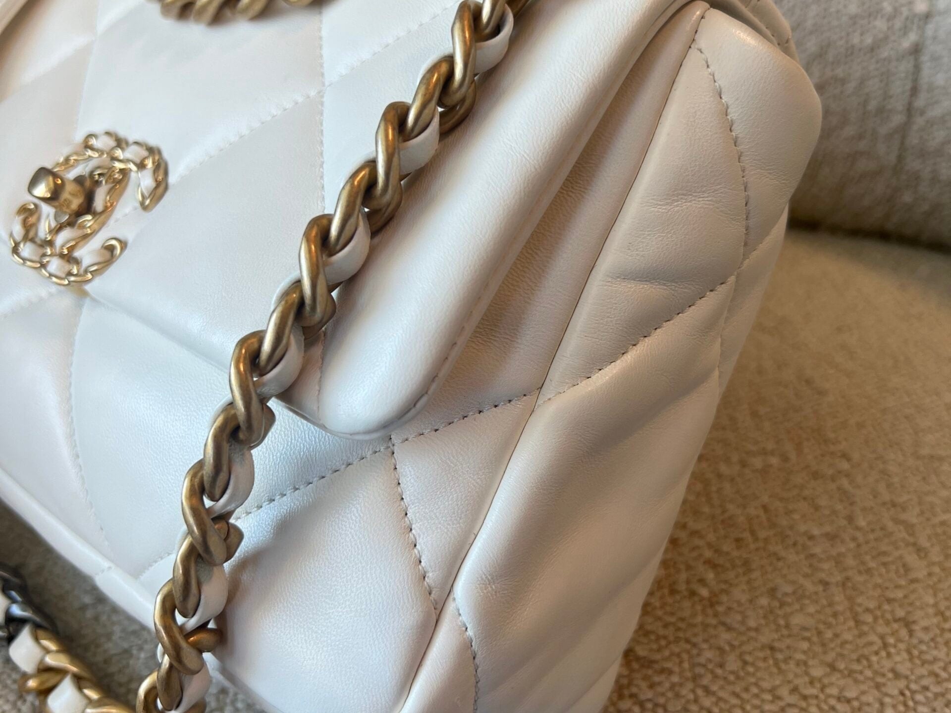 CHANEL Handbag 22P White Lambskin Quilted 19 Flap Small Mixed Hardware -Knockoff
