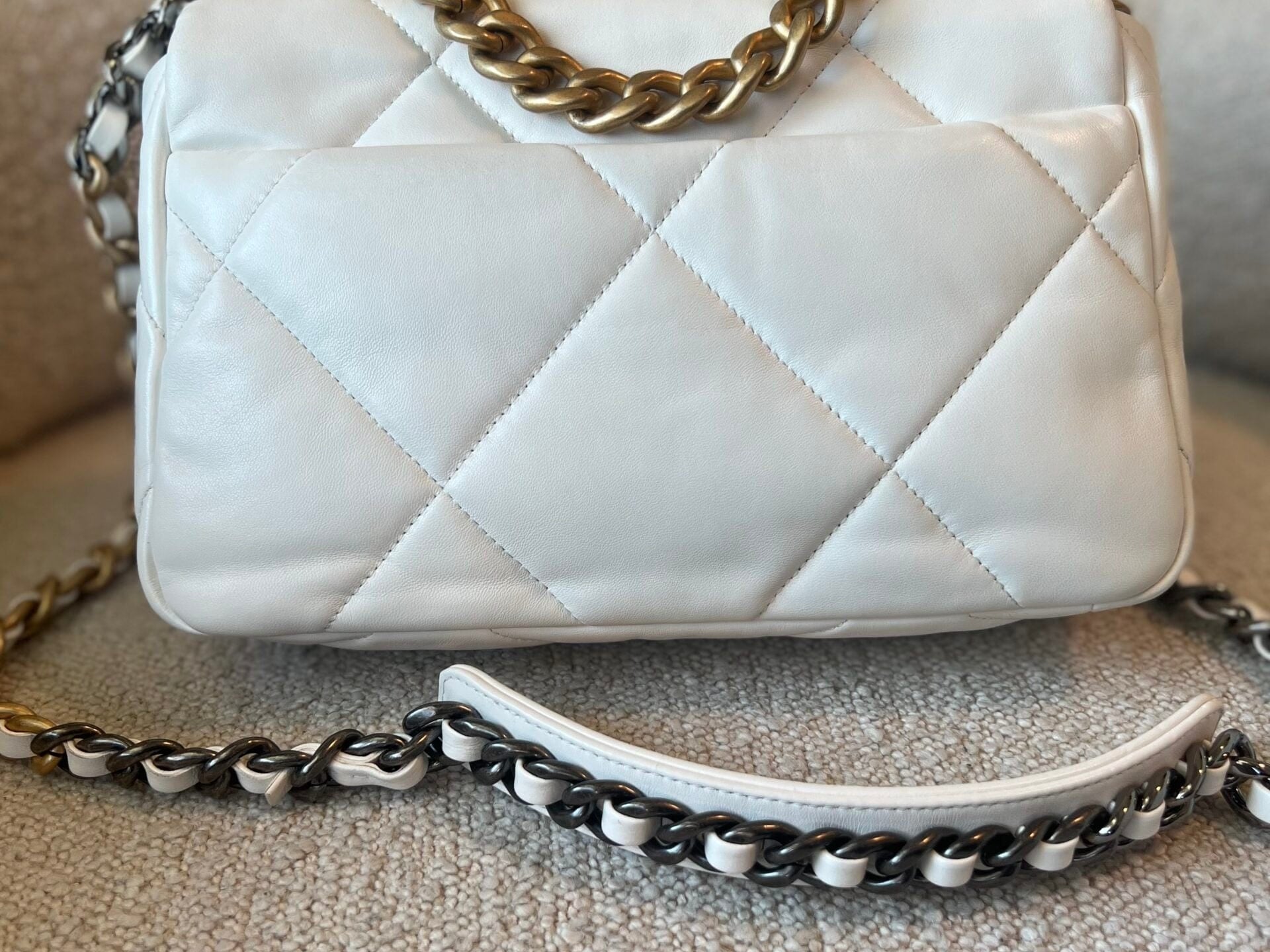 CHANEL Handbag 22P White Lambskin Quilted 19 Flap Small Mixed Hardware -Knockoff
