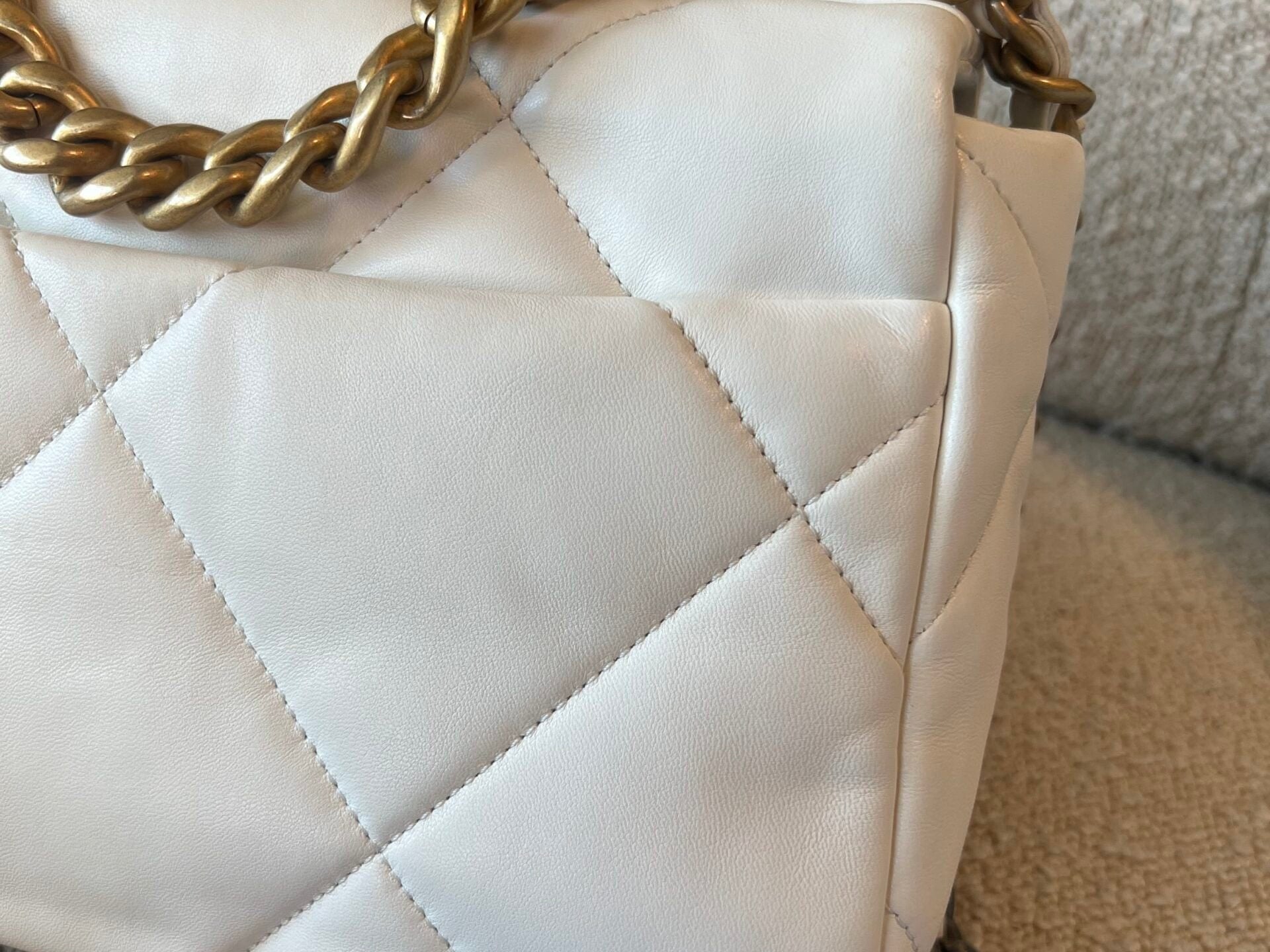 CHANEL Handbag 22P White Lambskin Quilted 19 Flap Small Mixed Hardware -Knockoff
