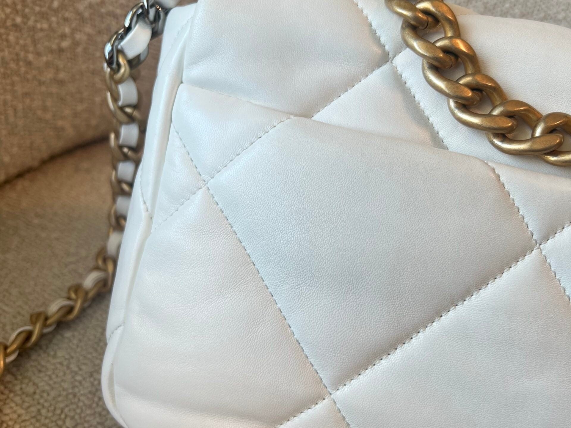 CHANEL Handbag 22P White Lambskin Quilted 19 Flap Small Mixed Hardware -Knockoff
