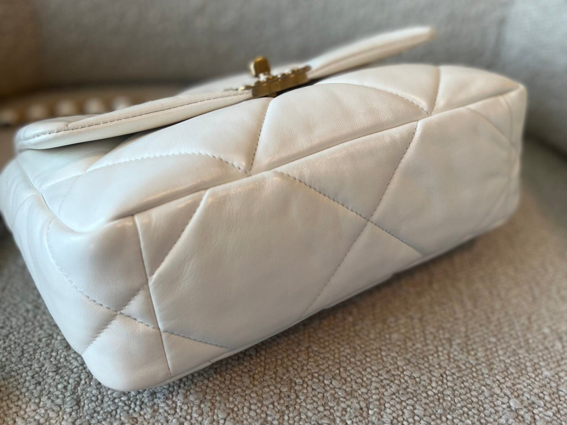 CHANEL Handbag 22P White Lambskin Quilted 19 Flap Small Mixed Hardware -Knockoff
