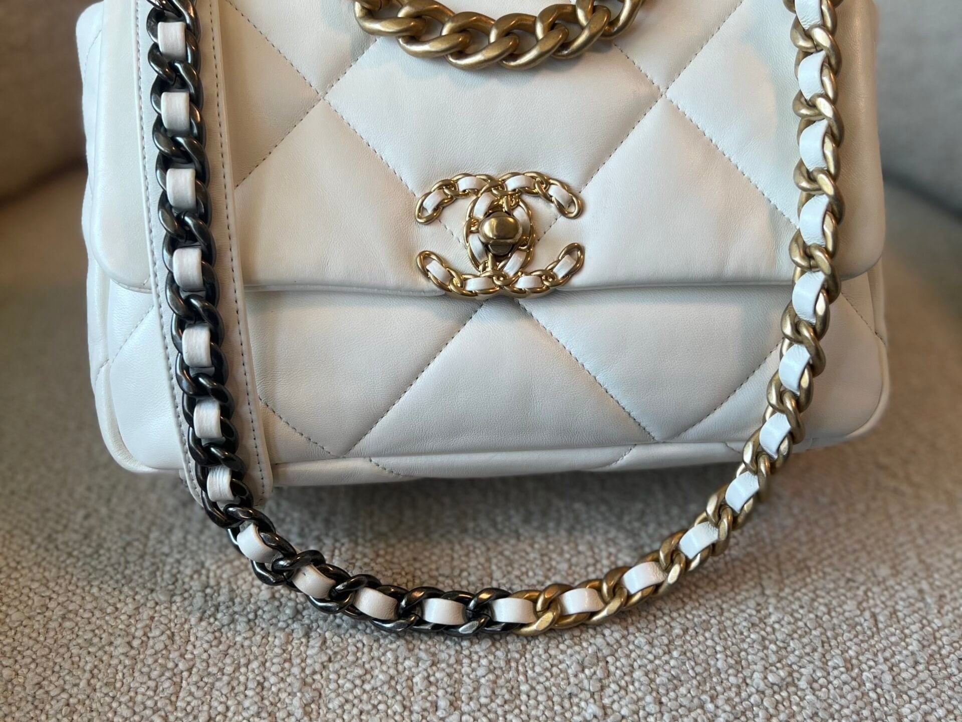 CHANEL Handbag 22P White Lambskin Quilted 19 Flap Small Mixed Hardware -Knockoff
