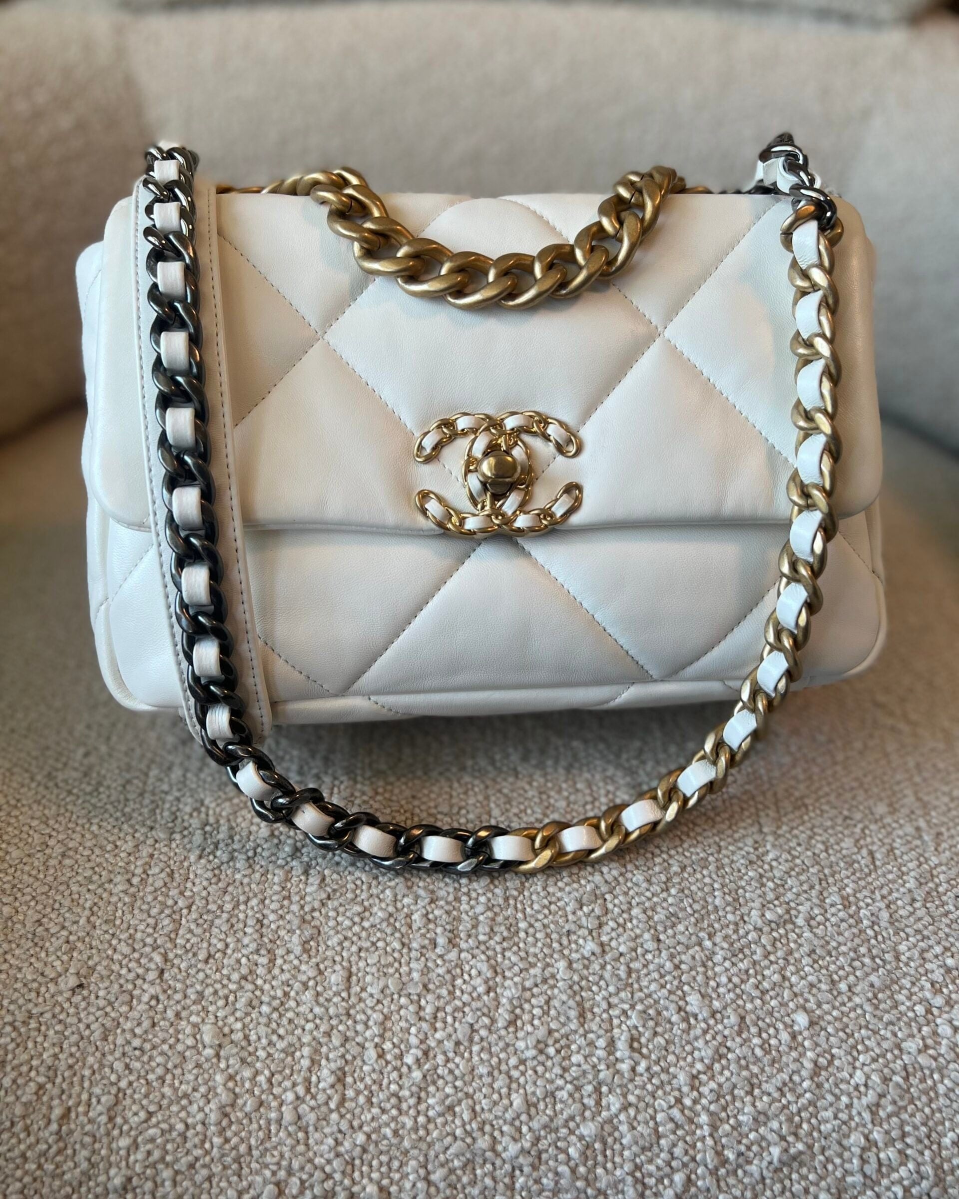 CHANEL Handbag 22P White Lambskin Quilted 19 Flap Small Mixed Hardware -Knockoff
