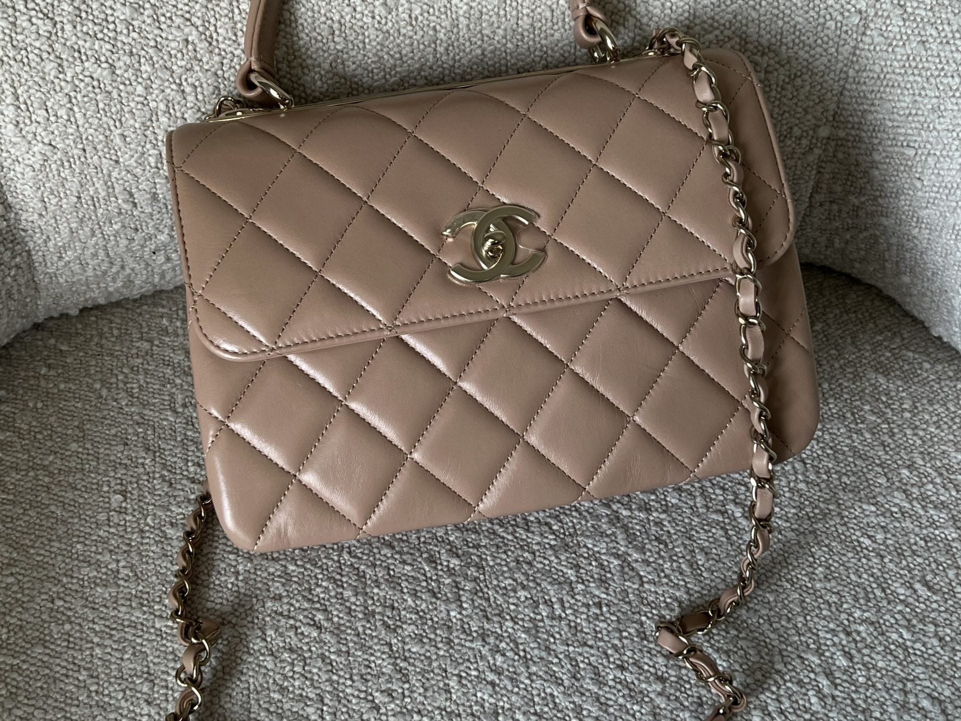 CHANEL Handbag 22S Beige Lambskin Quilted Trendy CC Light Gold Hardware -Knockoff
