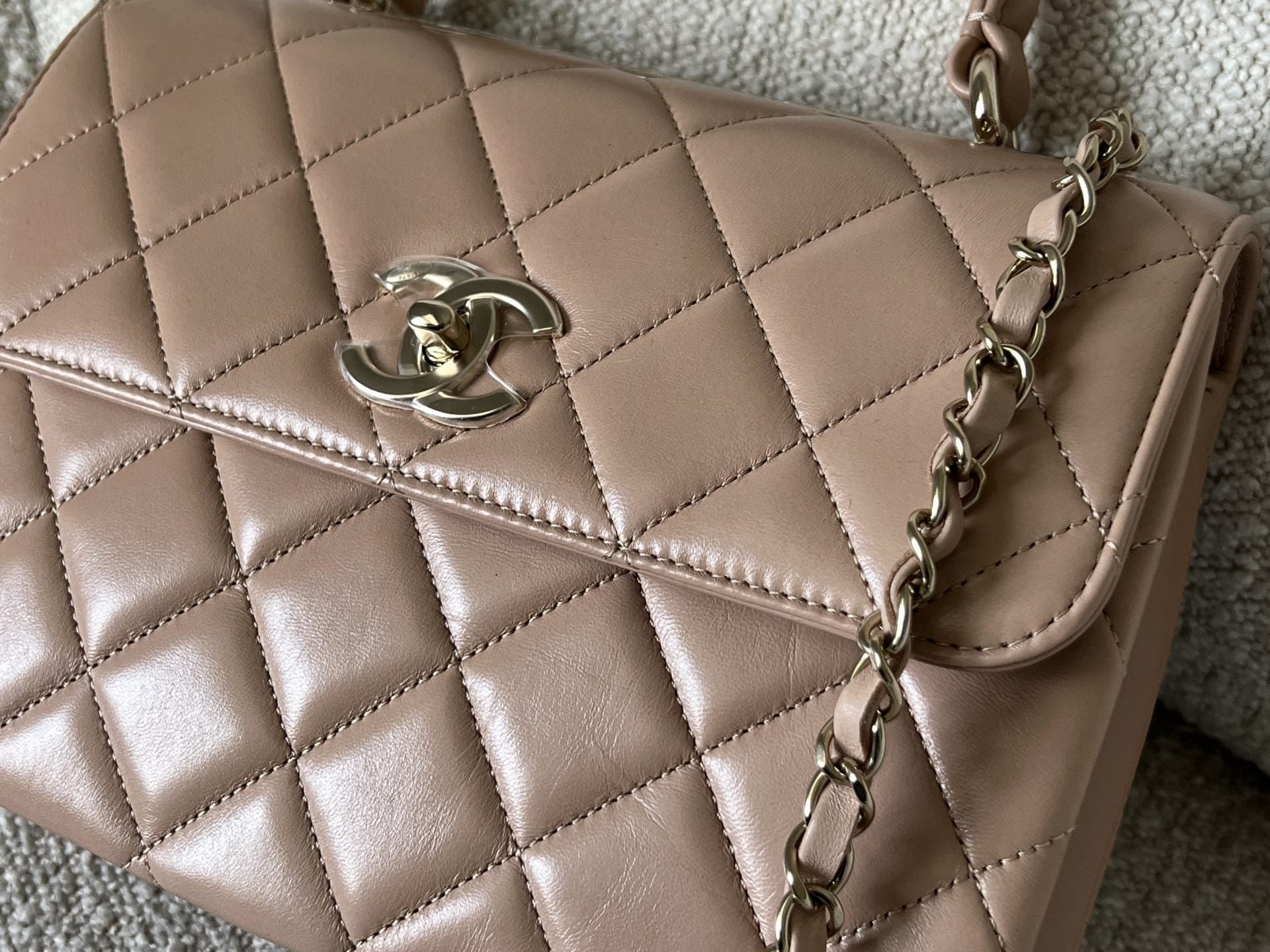 CHANEL Handbag 22S Beige Lambskin Quilted Trendy CC Light Gold Hardware -Knockoff
