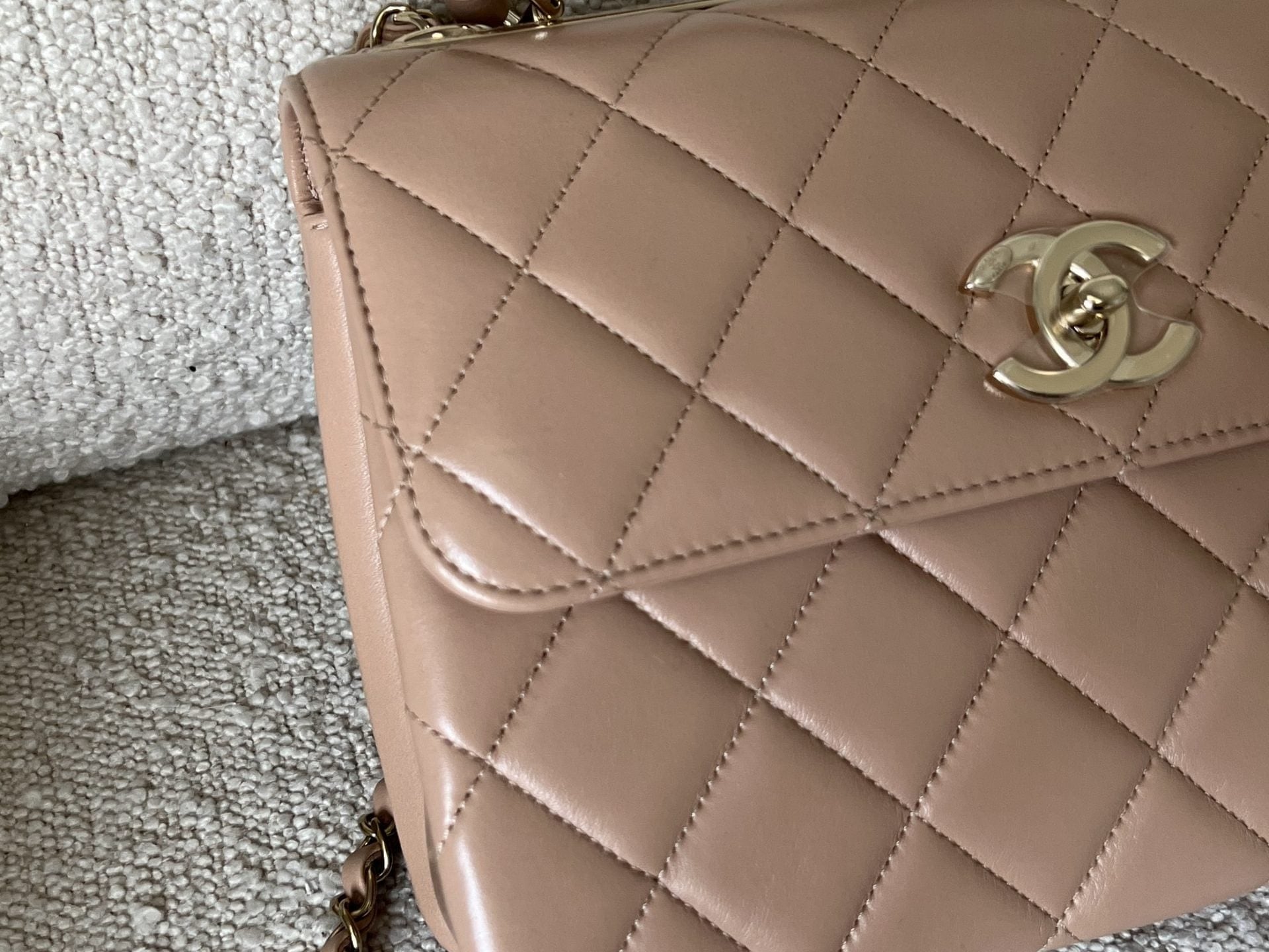 CHANEL Handbag 22S Beige Lambskin Quilted Trendy CC Light Gold Hardware -Knockoff
