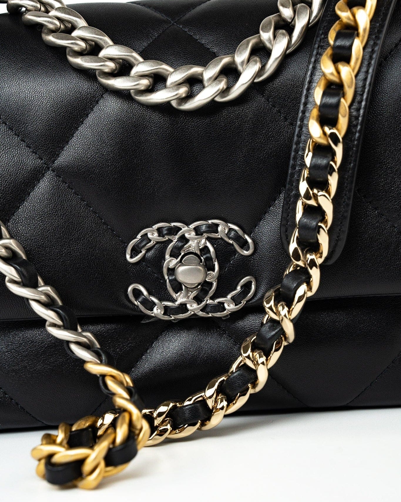 CHANEL Handbag 22S Black Lambskin Quilted 19 Flap Small Mixed Reverse Hardware -Knockoff
