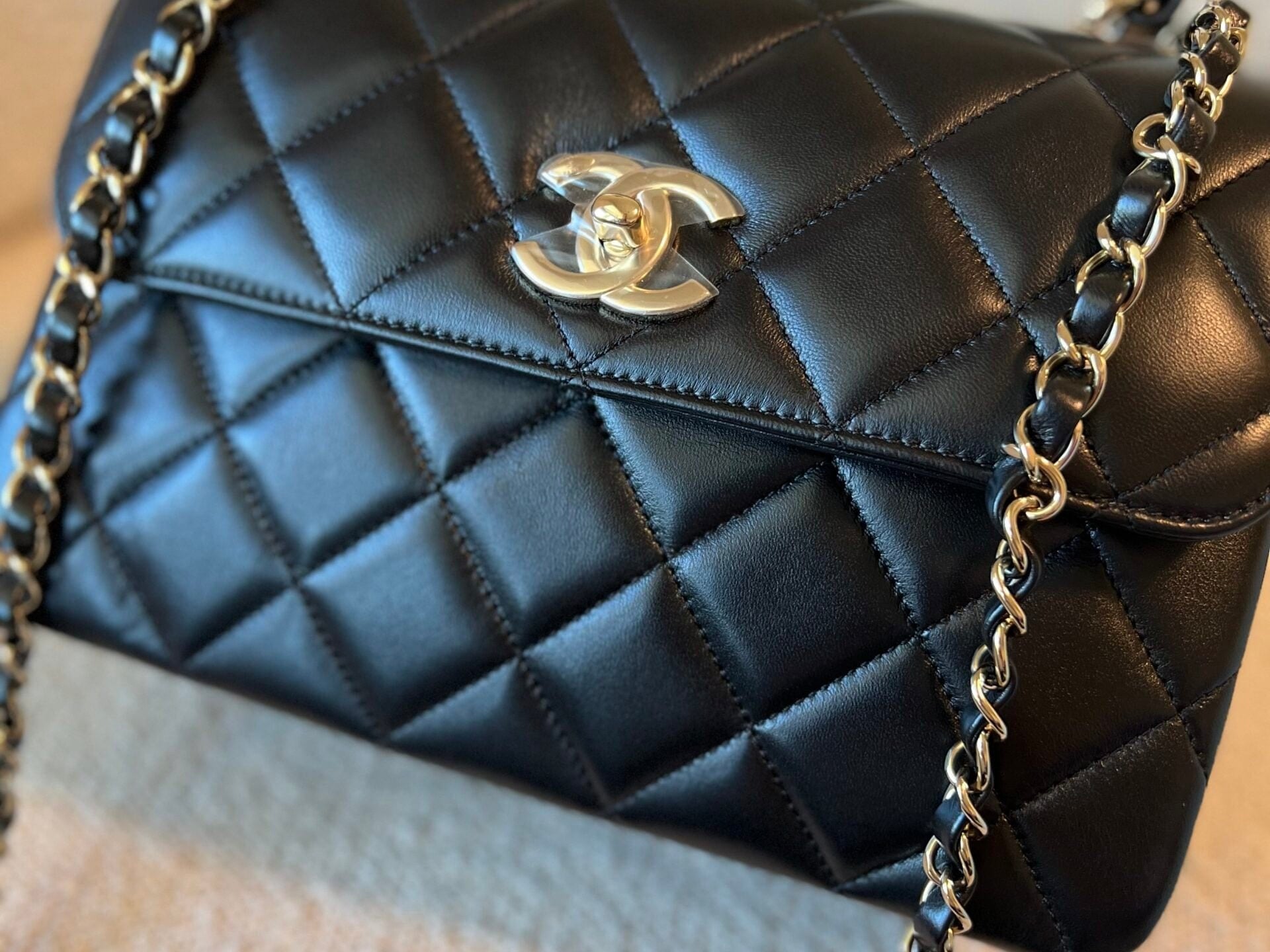 CHANEL Handbag 22S Black Lambskin Quilted Trendy CC Small LGHW -Knockoff
