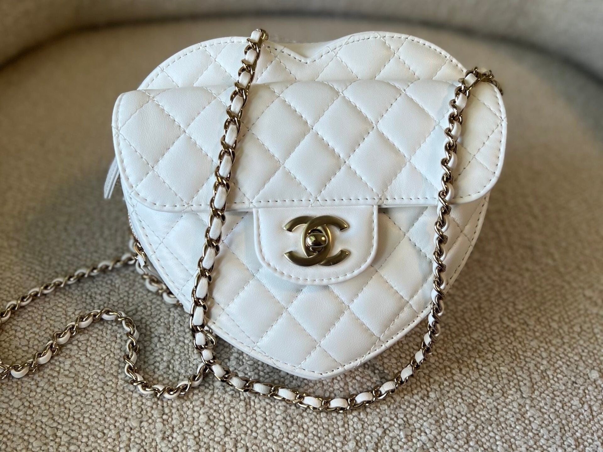 CHANEL Handbag 22S CC In Love White Lambskin Quilted Large Heart Bag LGHW -Knockoff
