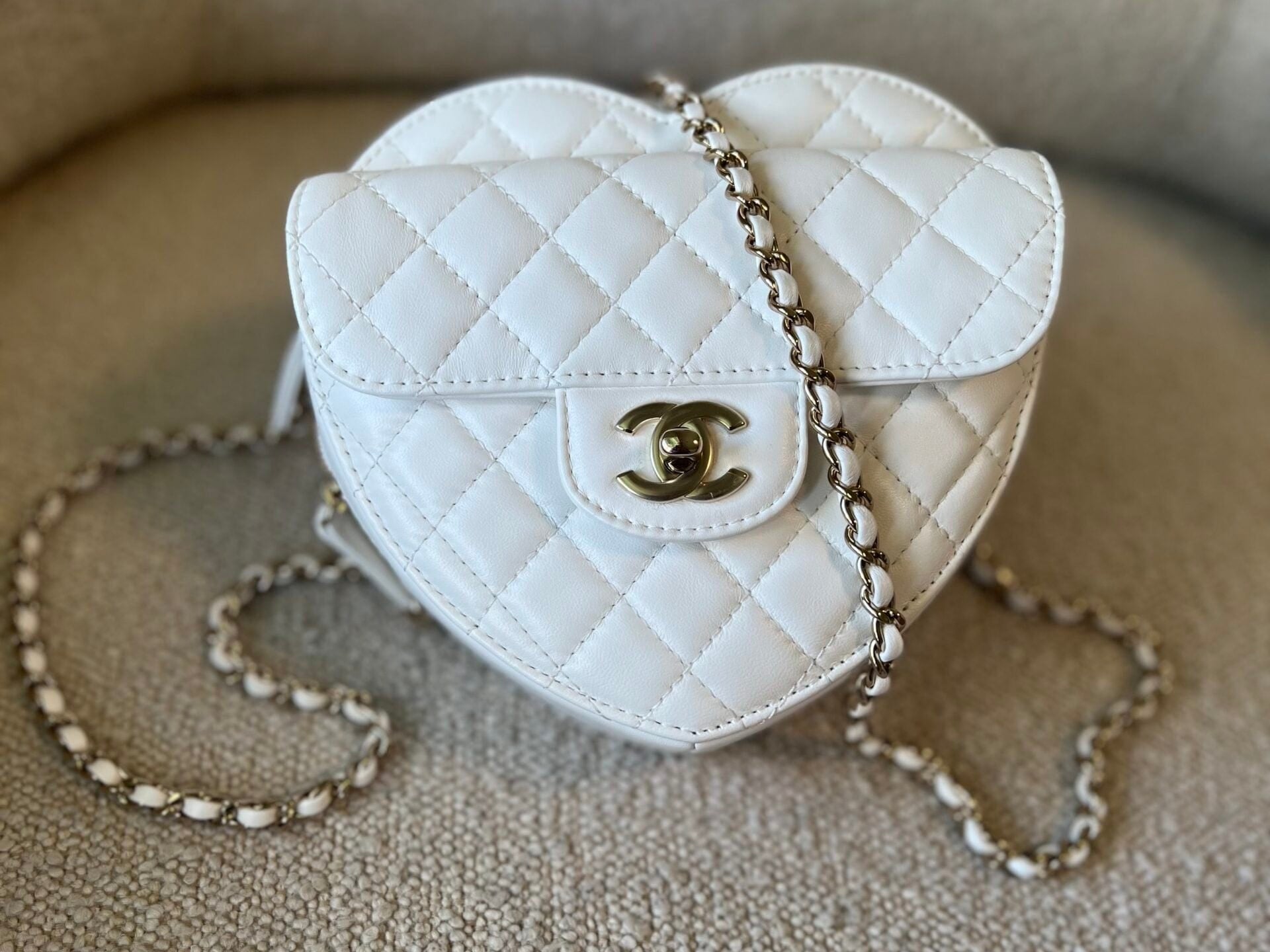 CHANEL Handbag 22S CC In Love White Lambskin Quilted Large Heart Bag LGHW -Knockoff
