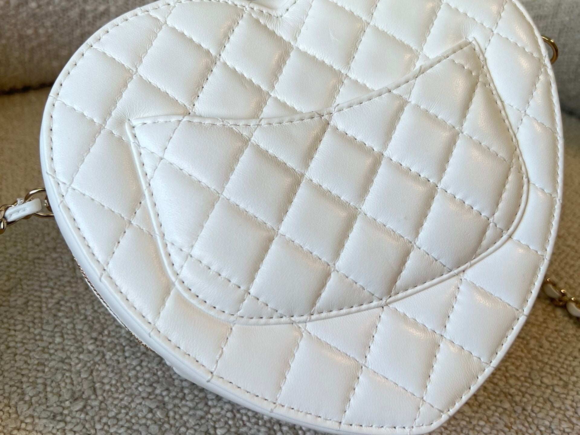 CHANEL Handbag 22S CC In Love White Lambskin Quilted Large Heart Bag LGHW -Knockoff
