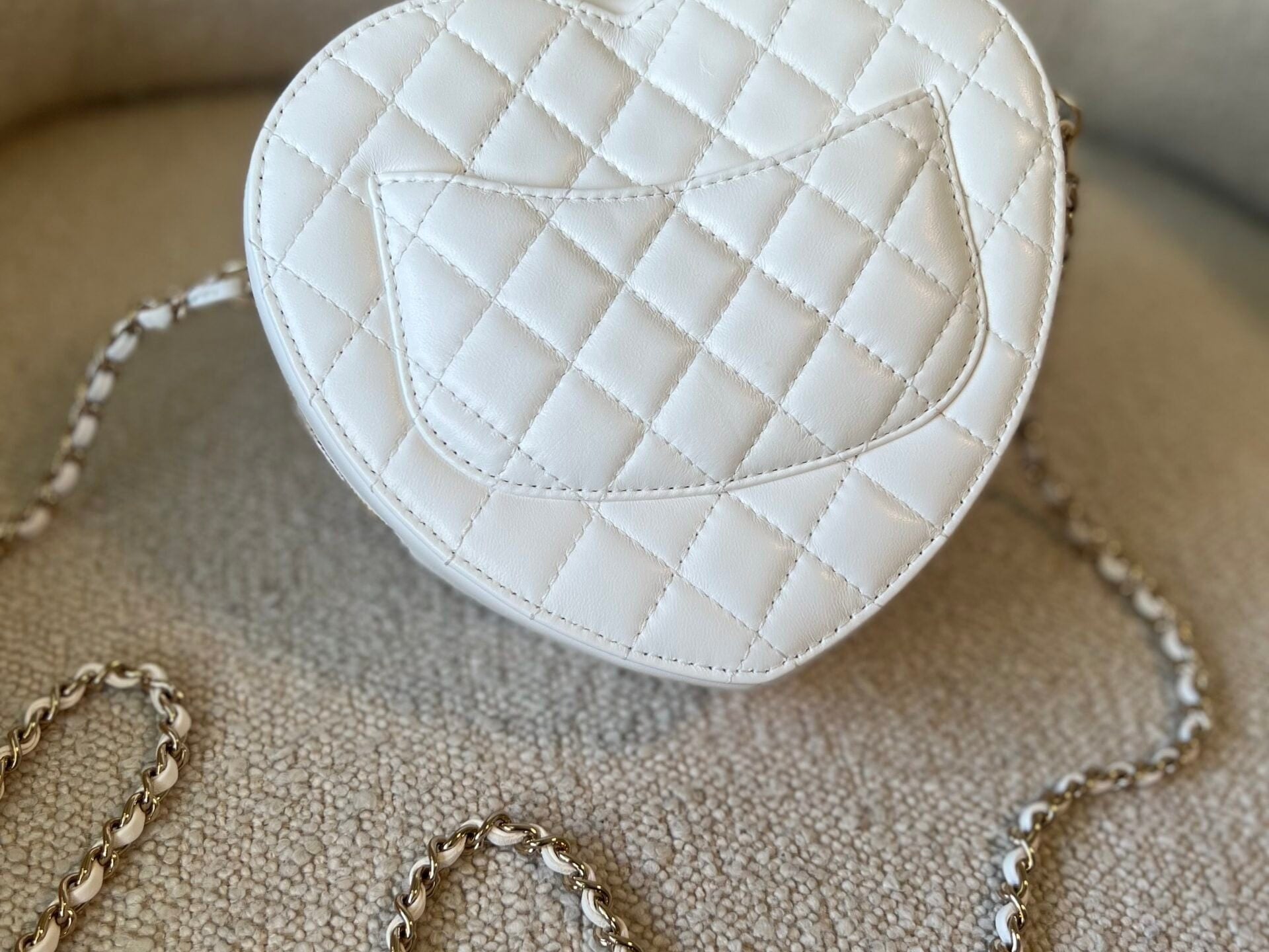 CHANEL Handbag 22S CC In Love White Lambskin Quilted Large Heart Bag LGHW -Knockoff
