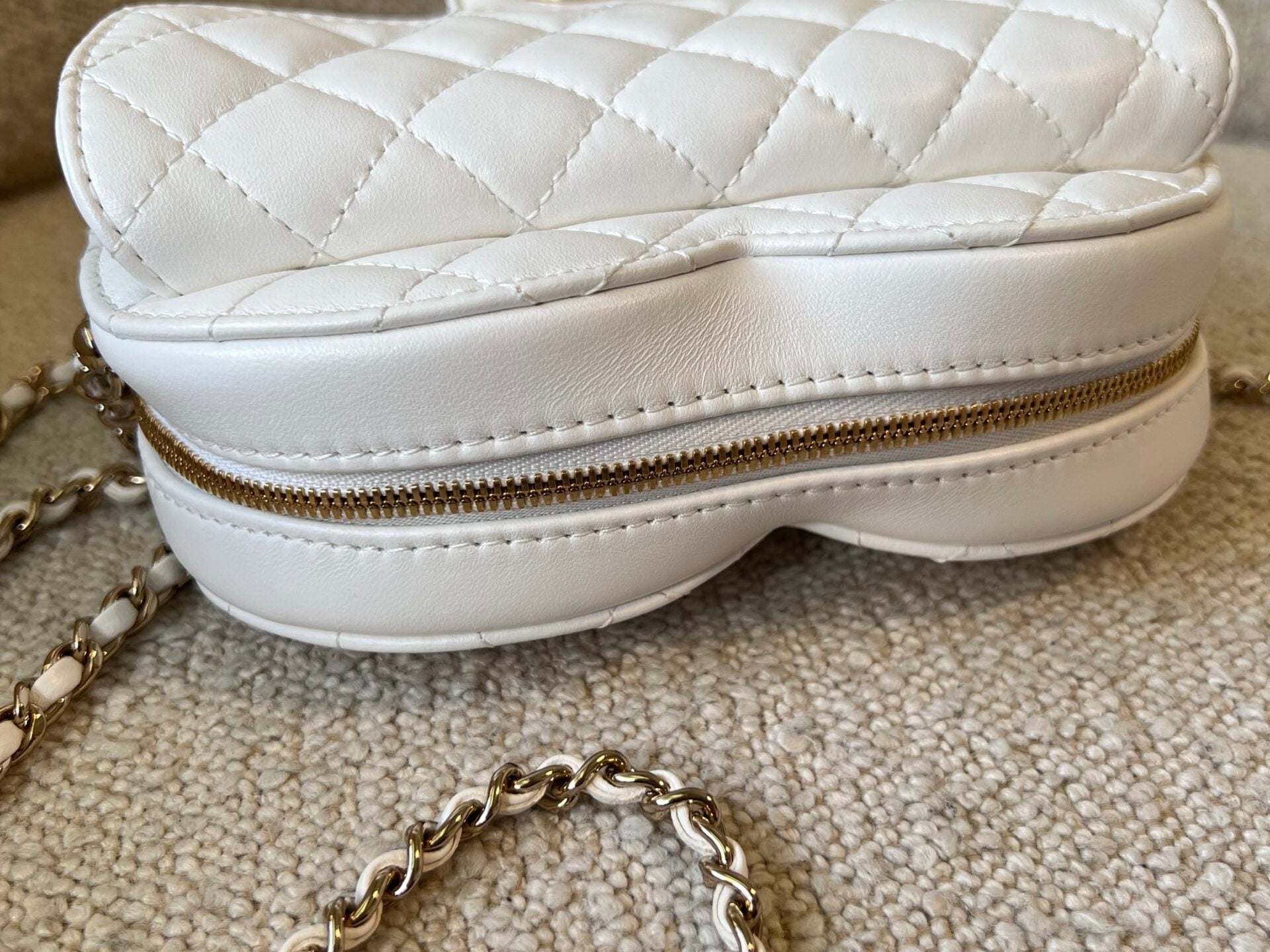 CHANEL Handbag 22S CC In Love White Lambskin Quilted Large Heart Bag LGHW -Knockoff
