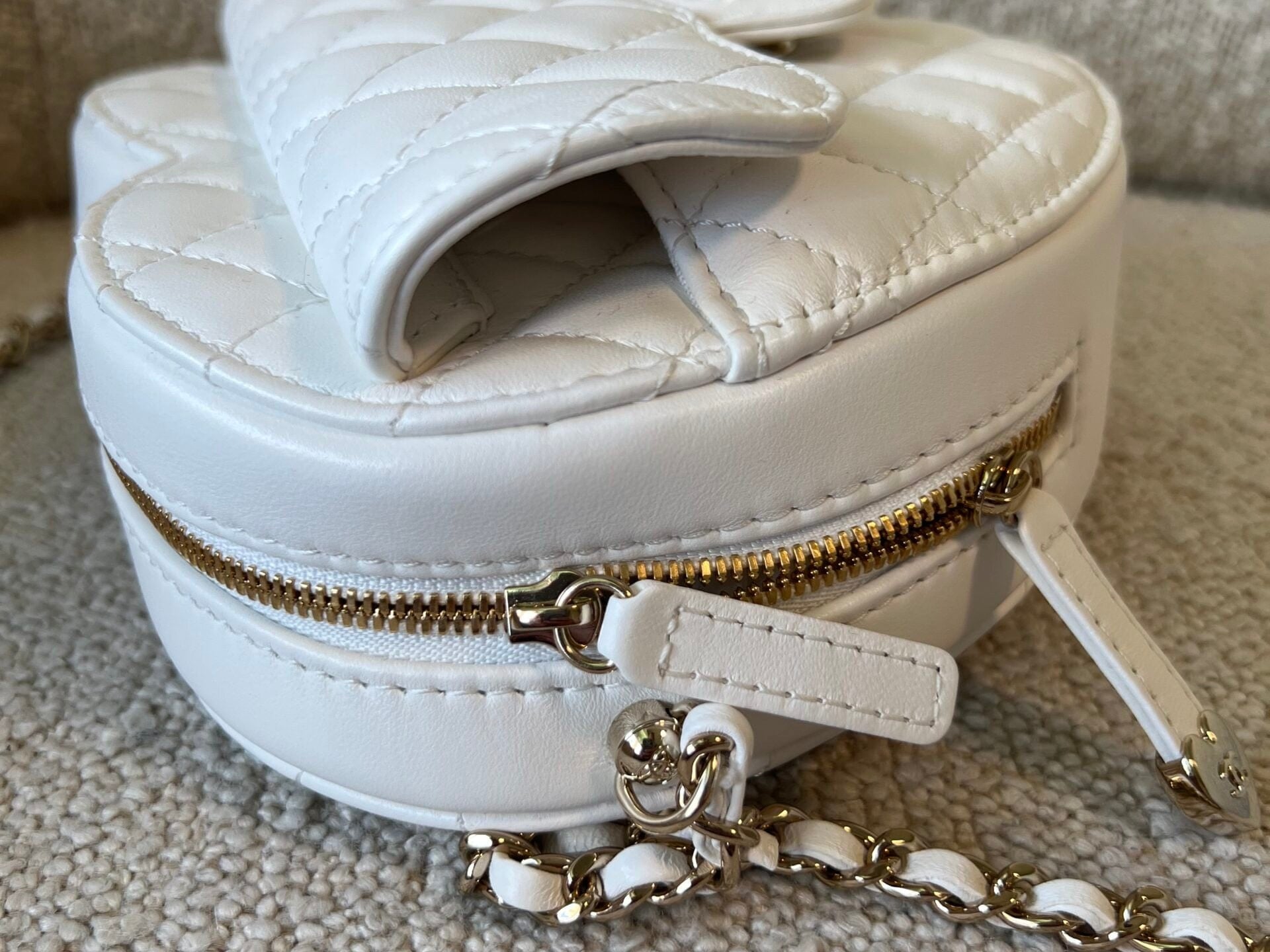 CHANEL Handbag 22S CC In Love White Lambskin Quilted Large Heart Bag LGHW -Knockoff
