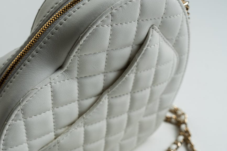 CHANEL Handbag 22S CC In Love White Lambskin Quilted Large Heart Bag LGHW -Knockoff
