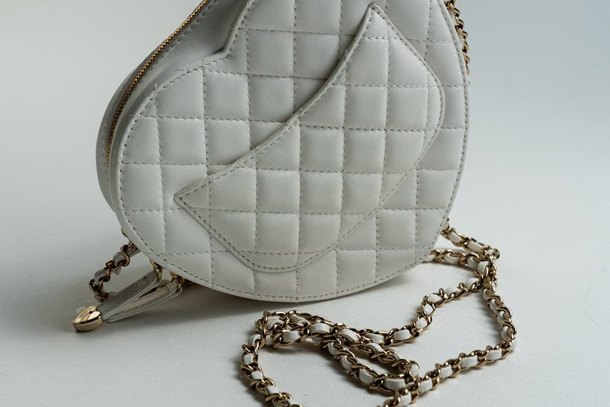 CHANEL Handbag 22S CC In Love White Lambskin Quilted Large Heart Bag LGHW -Knockoff
