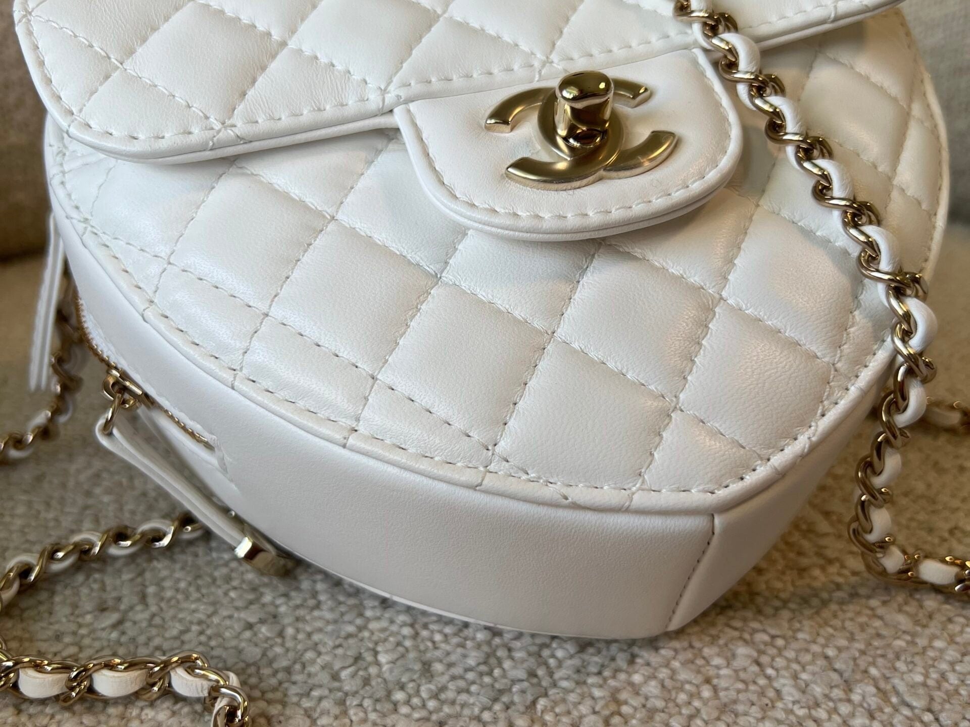 CHANEL Handbag 22S CC In Love White Lambskin Quilted Large Heart Bag LGHW -Knockoff
