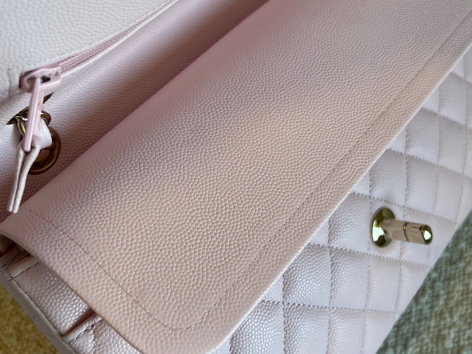 CHANEL Handbag 22S Light Pink Caviar Quilted Classic Flap Medium LGHW -Knockoff
