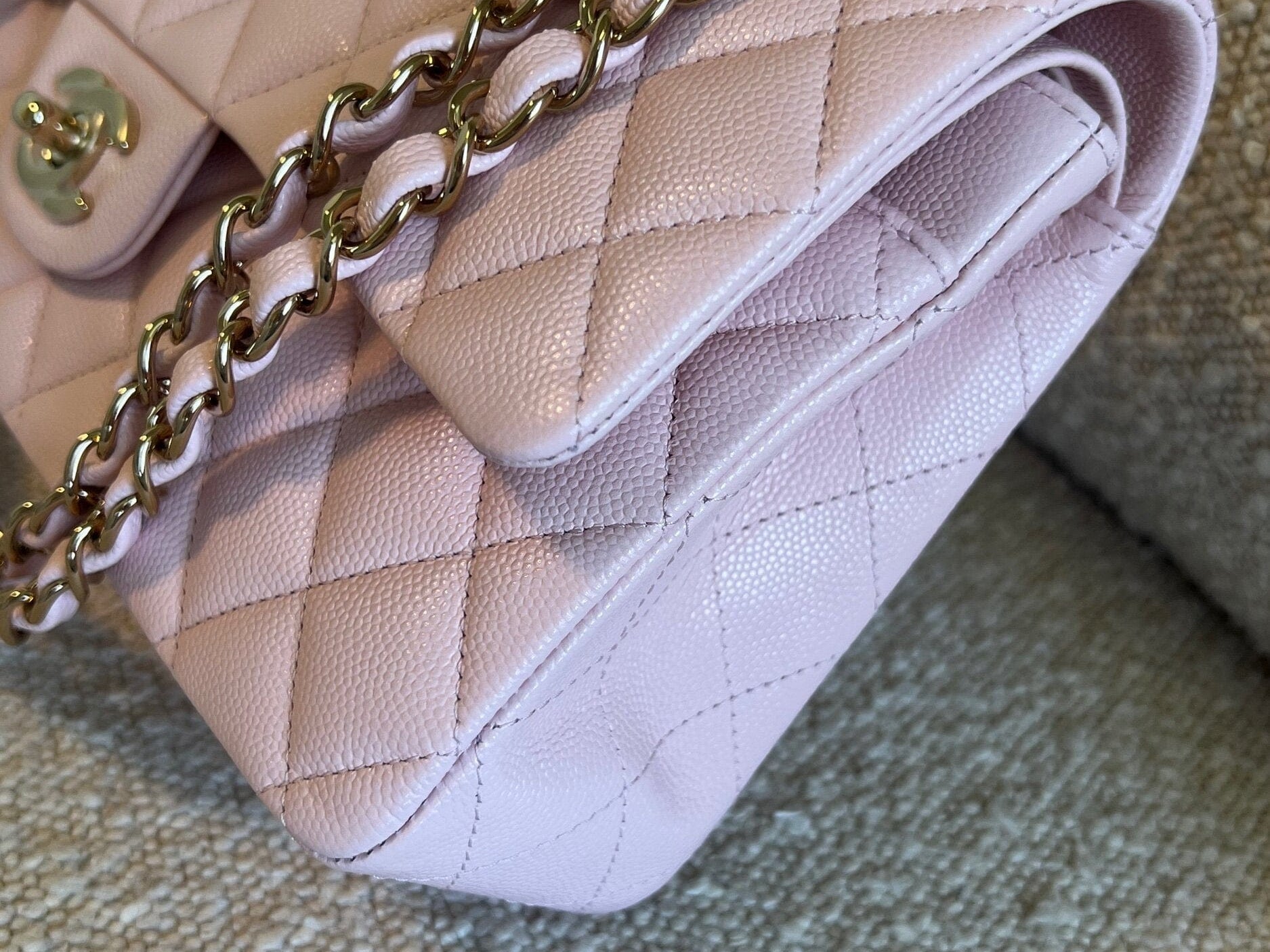 CHANEL Handbag 22S Light Pink Caviar Quilted Classic Flap Medium LGHW -Knockoff
