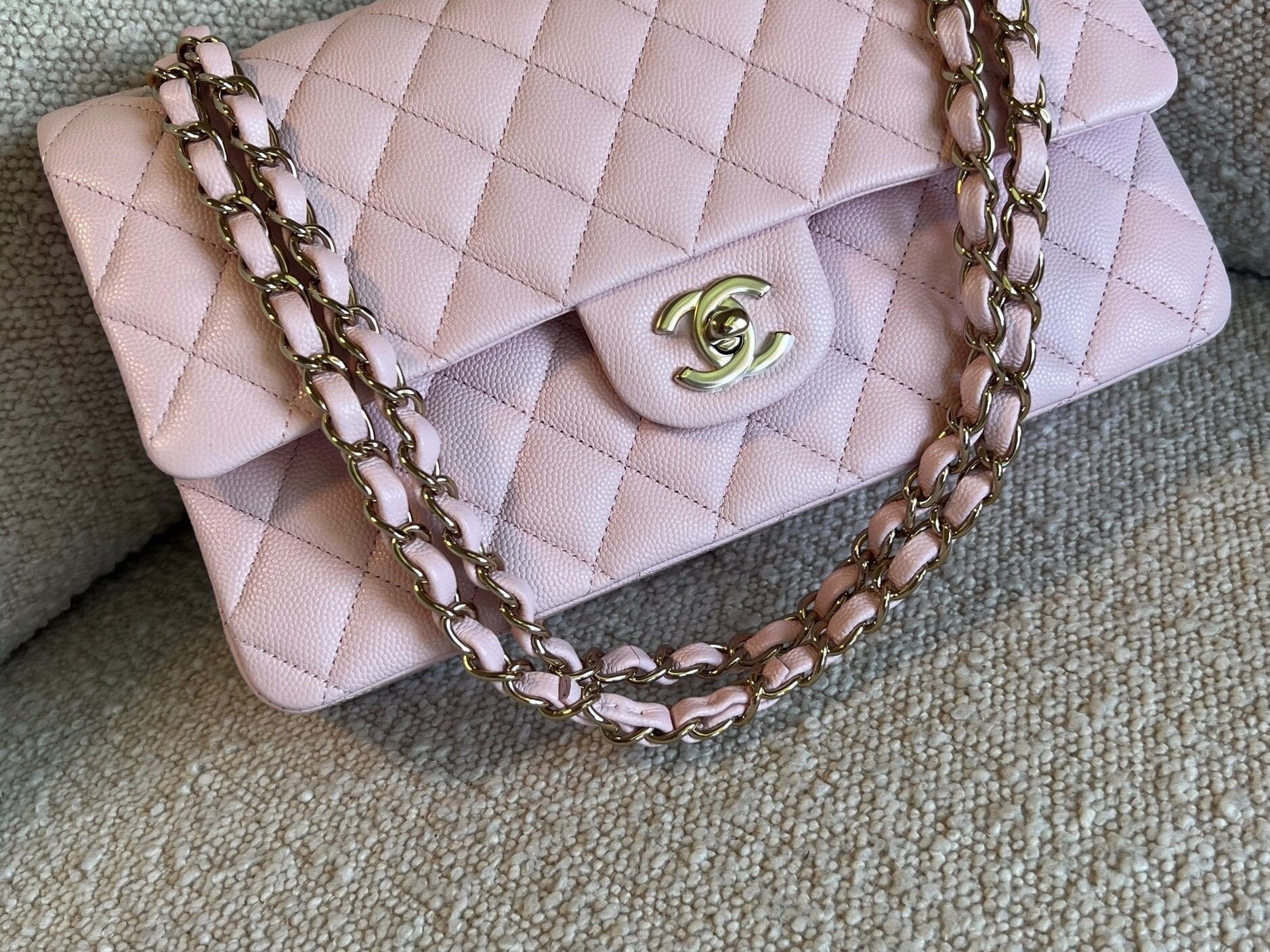 CHANEL Handbag 22S Light Pink Caviar Quilted Classic Flap Medium LGHW -Knockoff
