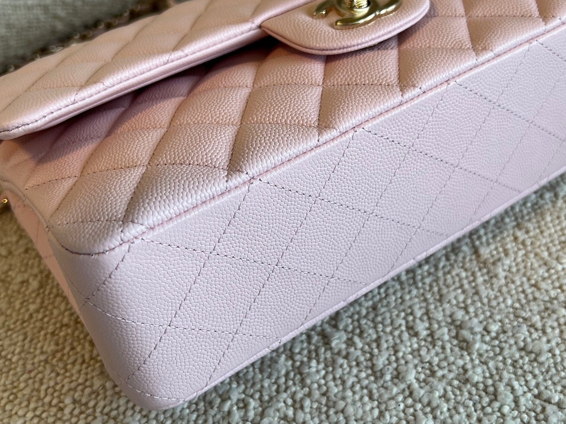 CHANEL Handbag 22S Light Pink Caviar Quilted Classic Flap Medium LGHW -Knockoff
