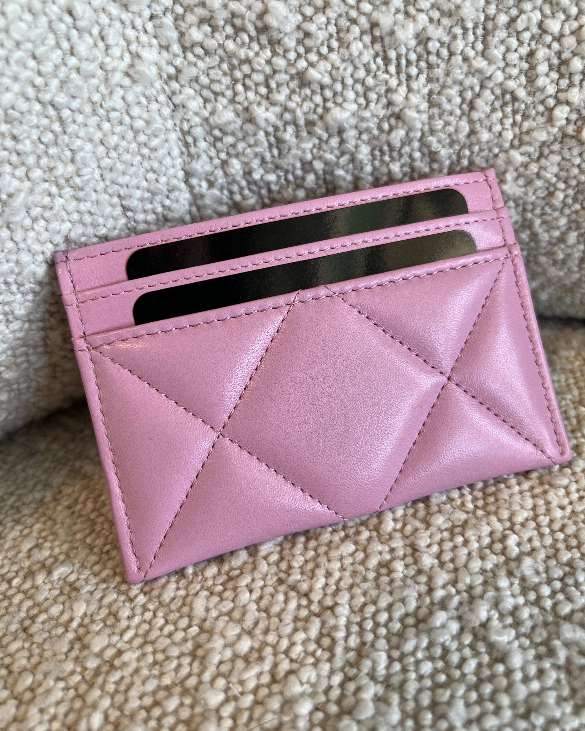 CHANEL Handbag 22S Pink 19 Flap Card Holder -Knockoff
