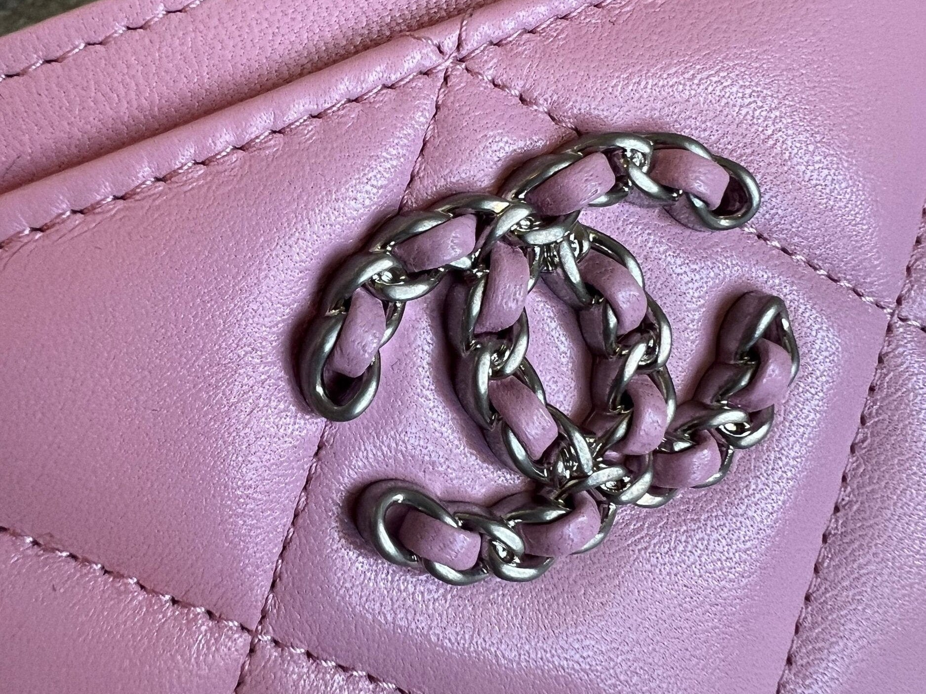 CHANEL Handbag 22S Pink 19 Flap Card Holder -Knockoff
