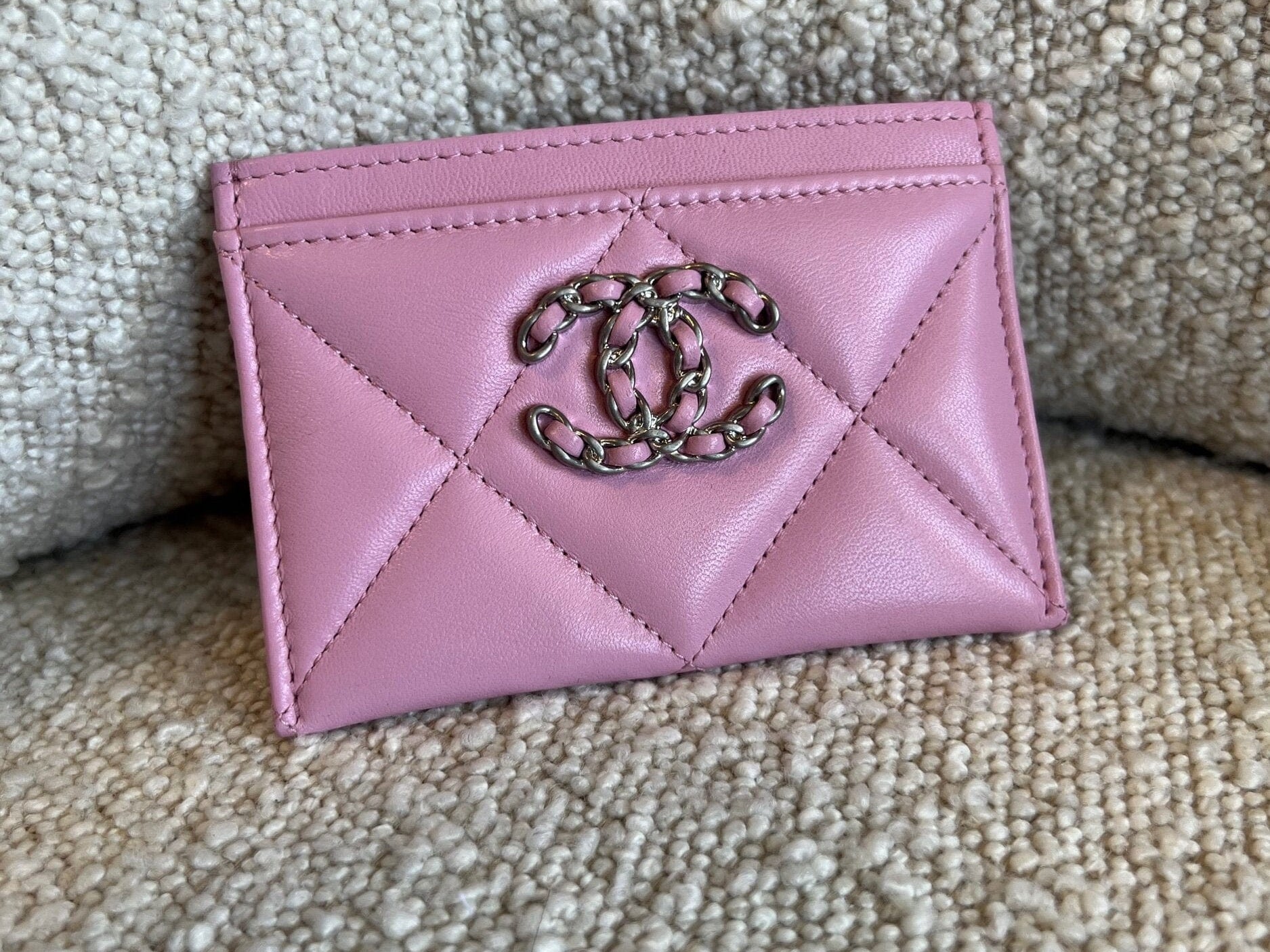 CHANEL Handbag 22S Pink 19 Flap Card Holder -Knockoff
